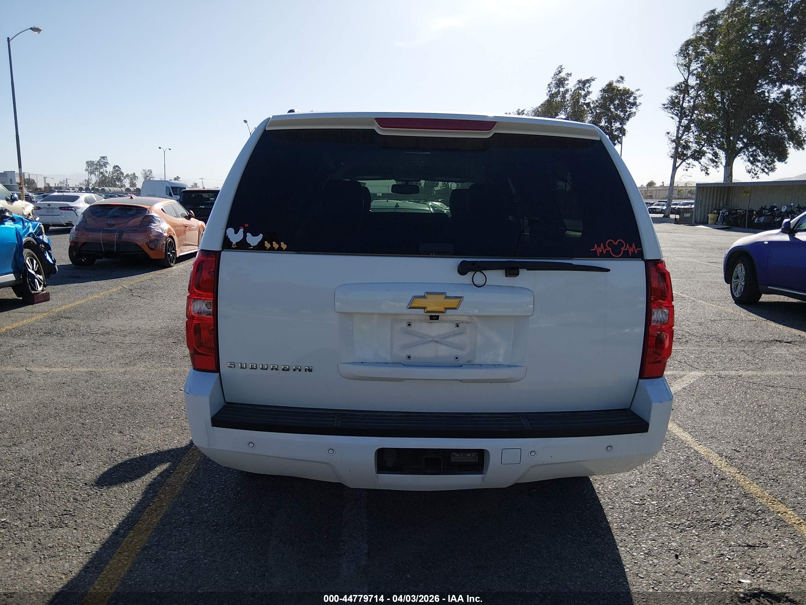 2014 Chevrolet Suburban 1500 Lt White vin: 1GNSCJE02ER110573