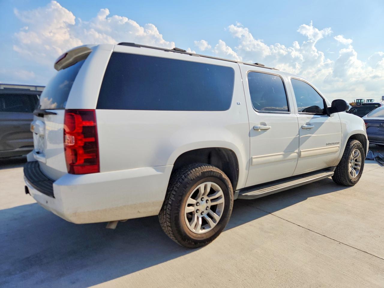 2014 Chevrolet Suburban C1500 Lt Белый vin: 1GNSCJE03ER234688