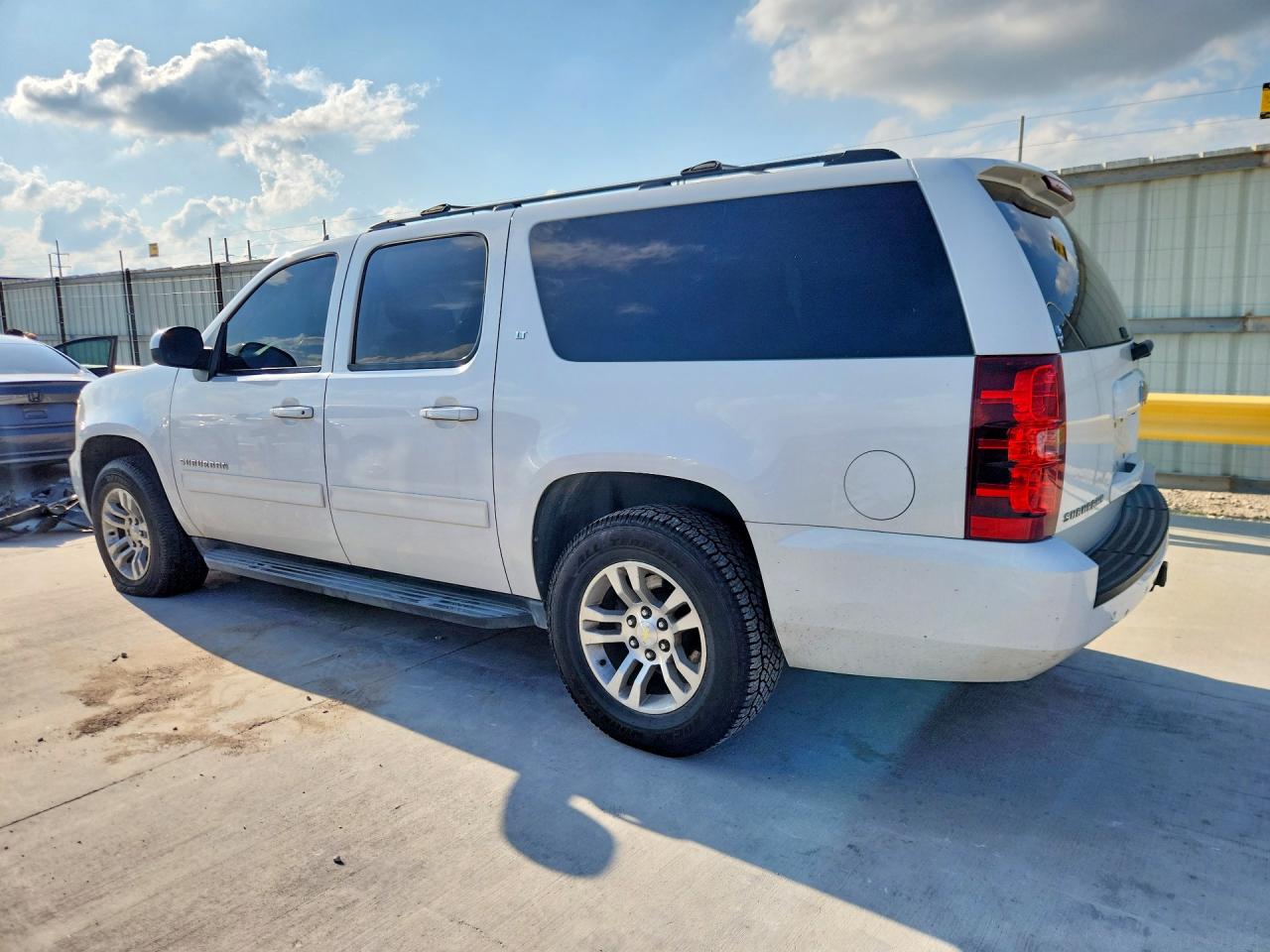 2014 Chevrolet Suburban C1500 Lt Белый vin: 1GNSCJE03ER234688