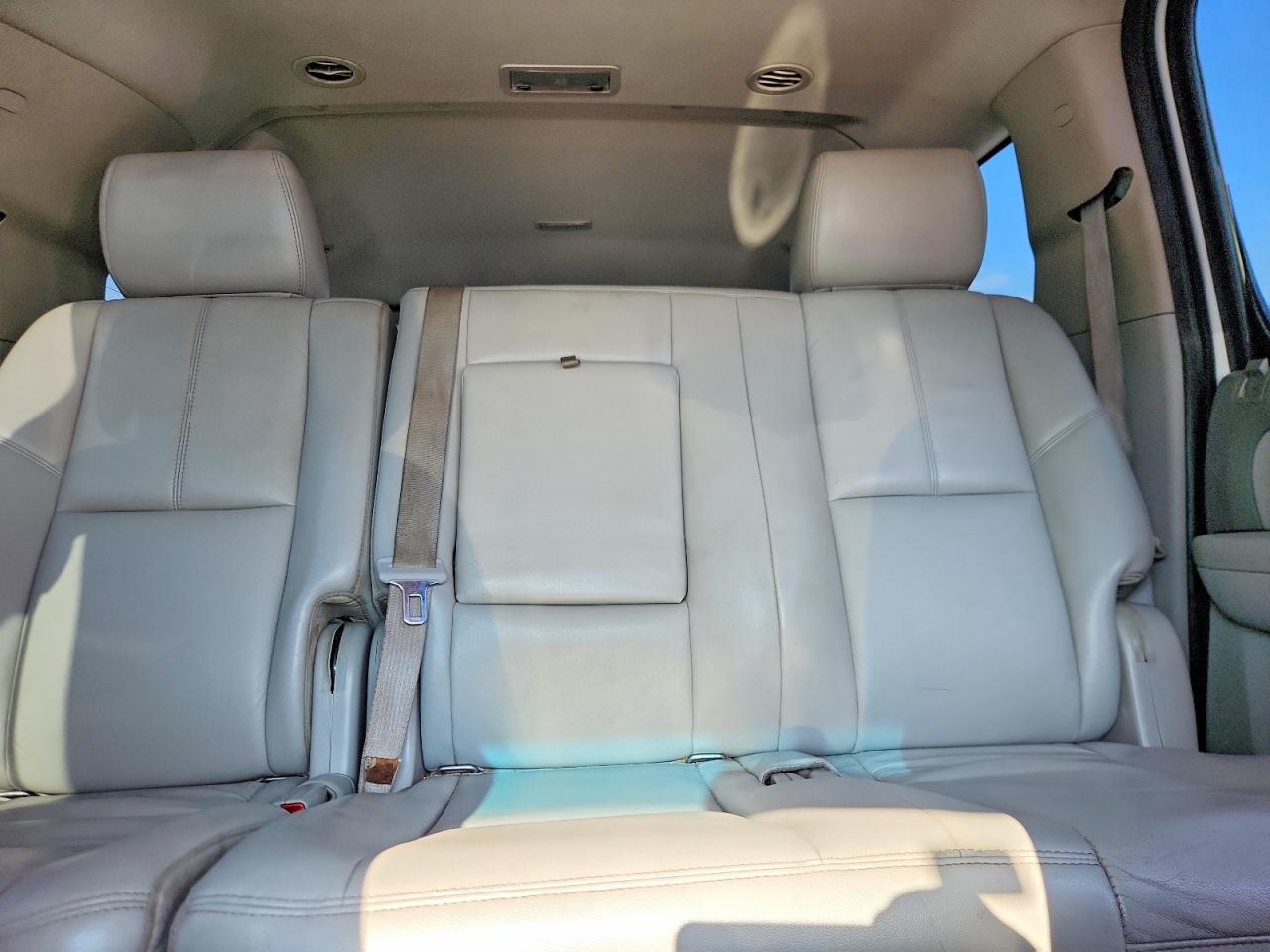 2014 Chevrolet Suburban C1500 Lt Белый vin: 1GNSCJE03ER234688