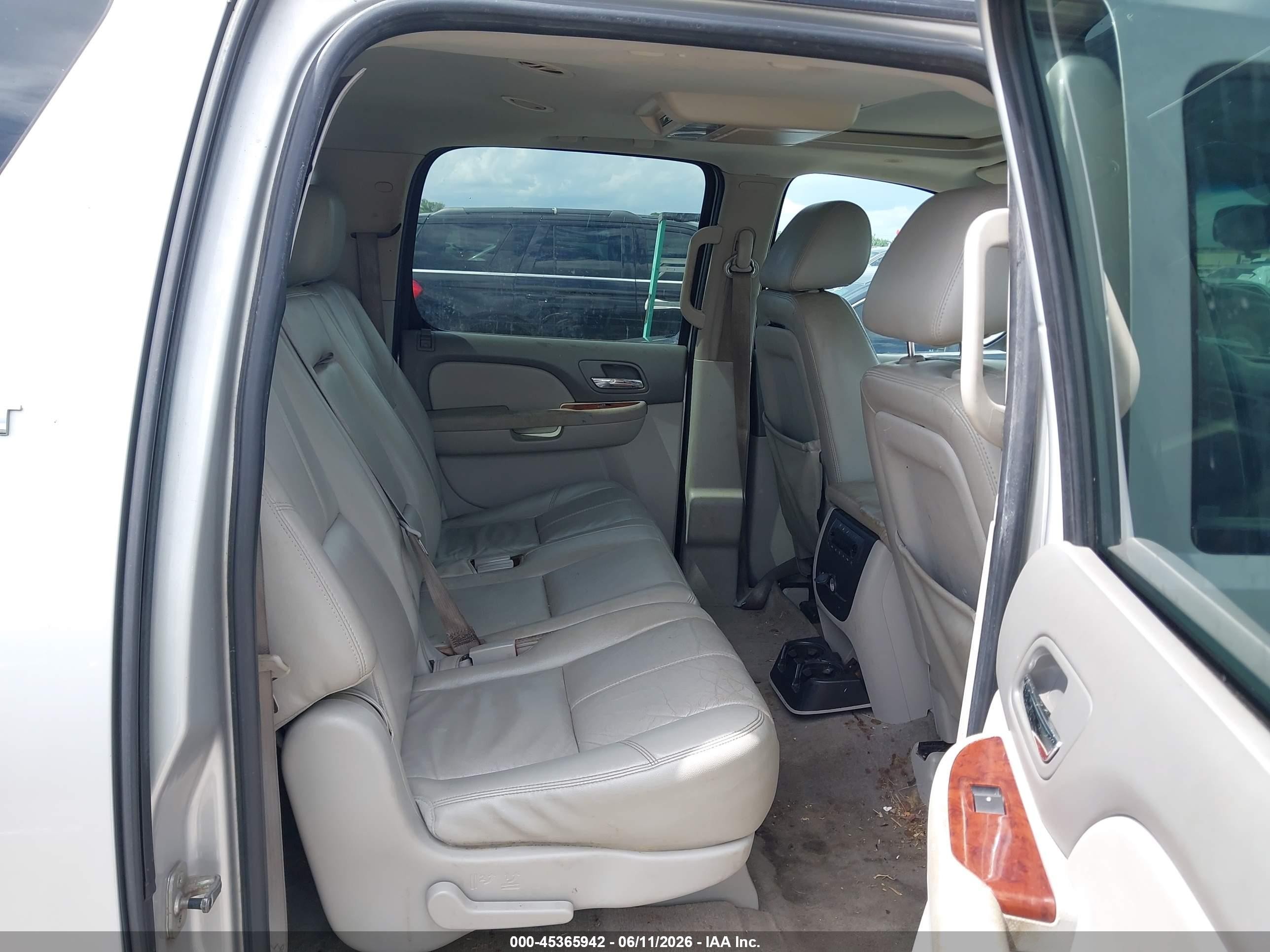2011 Chevrolet Suburban 1500 Lt1 White vin: 1GNSCJE04BR112546