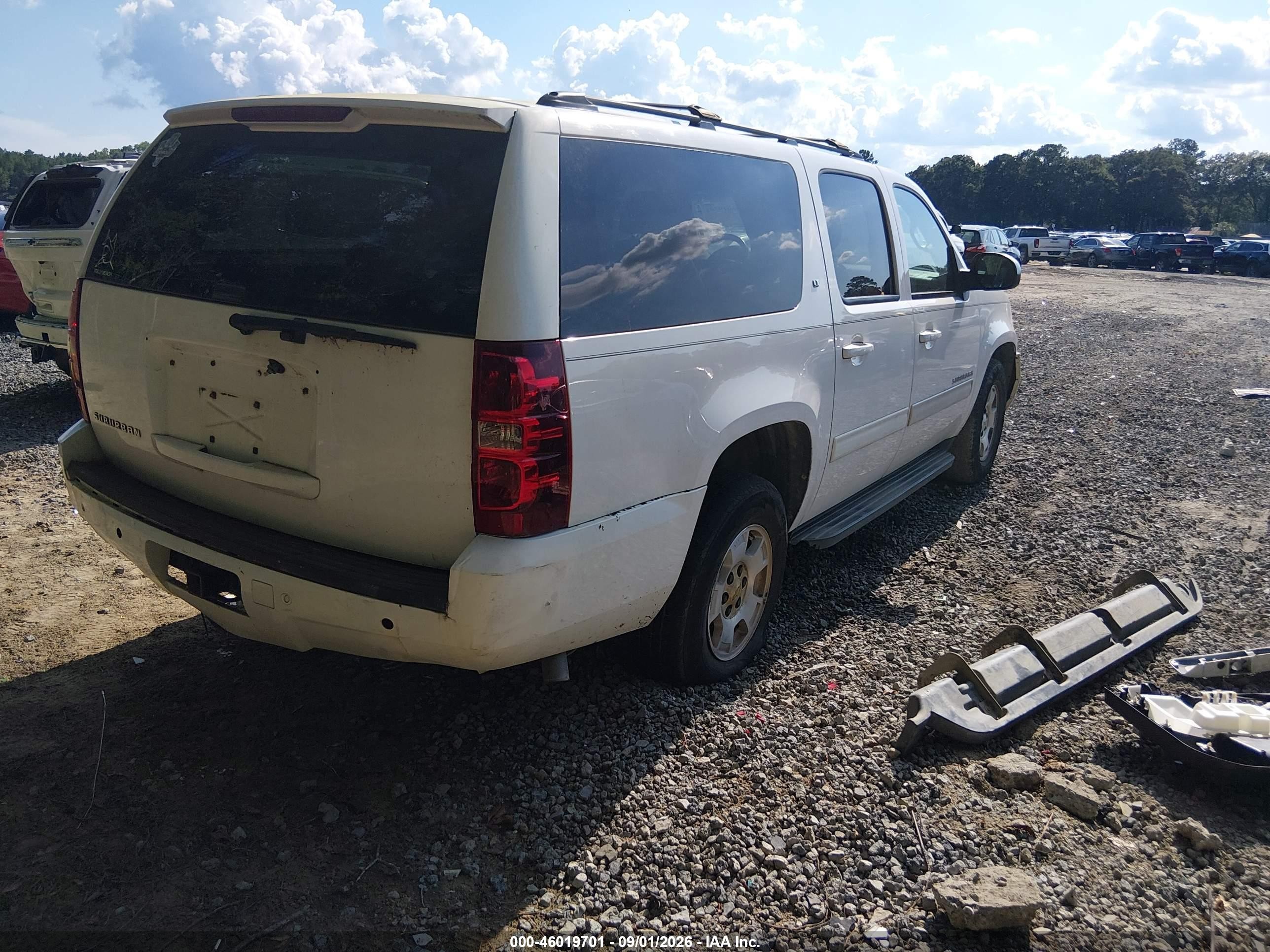 2013 Chevrolet Suburban 1500 Lt White vin: 1GNSCJE04DR246847