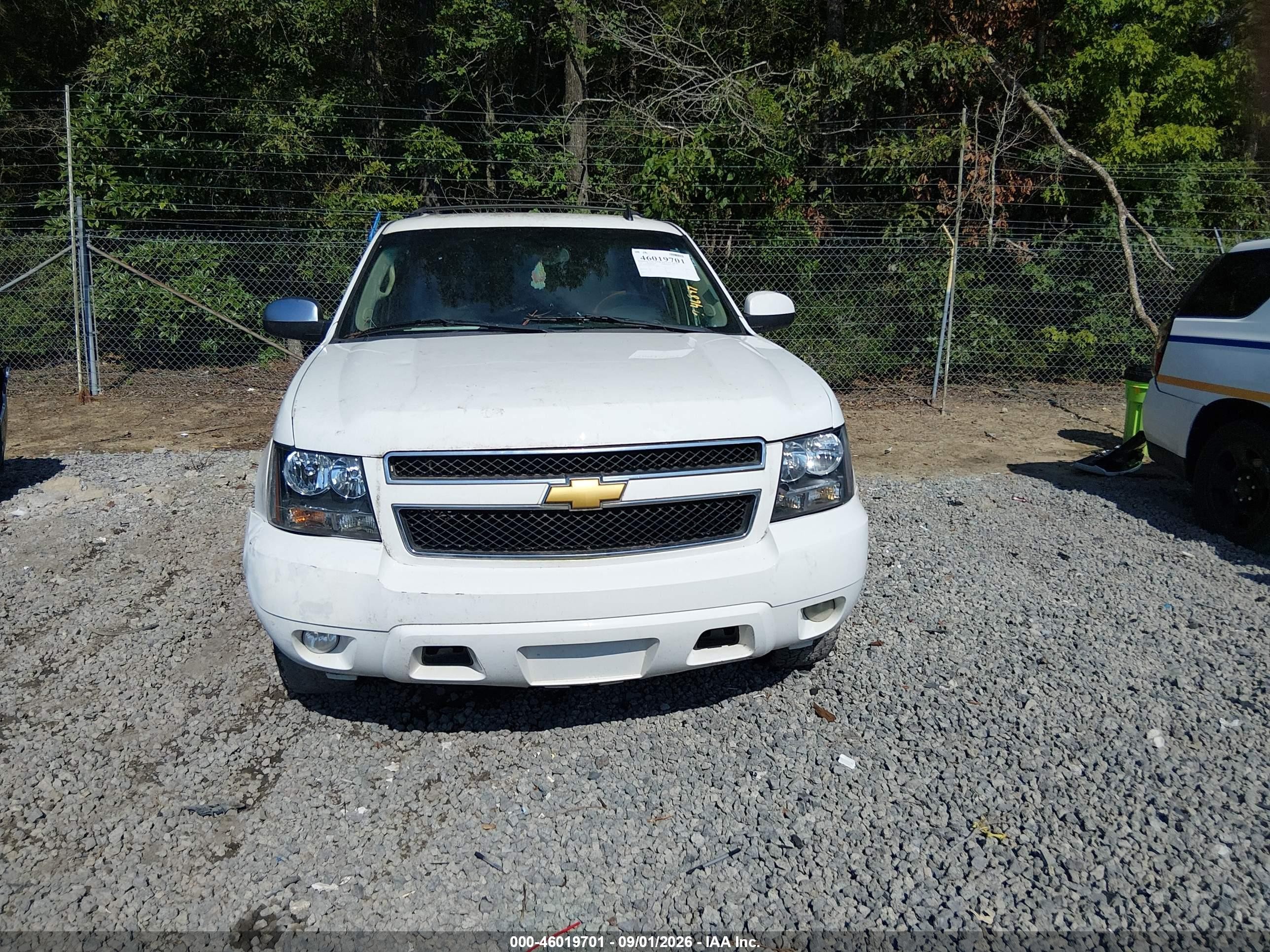 2013 Chevrolet Suburban 1500 Lt White vin: 1GNSCJE04DR246847