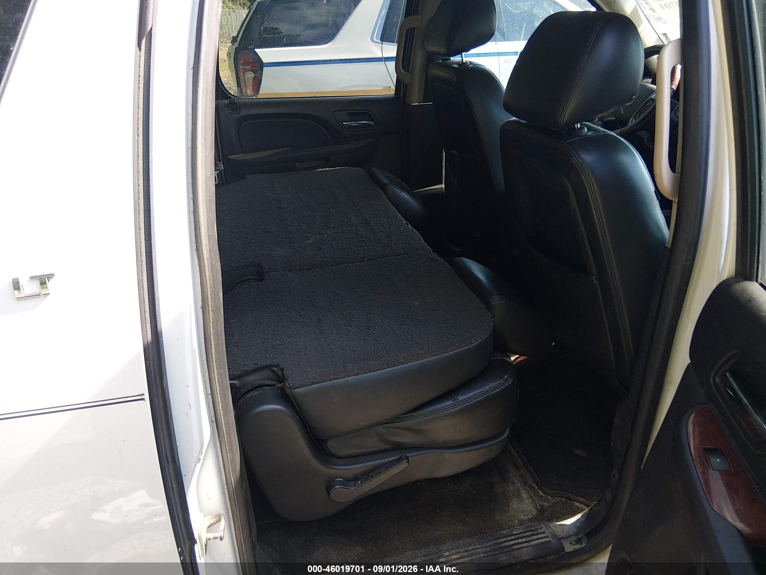 2013 Chevrolet Suburban 1500 Lt White vin: 1GNSCJE04DR246847
