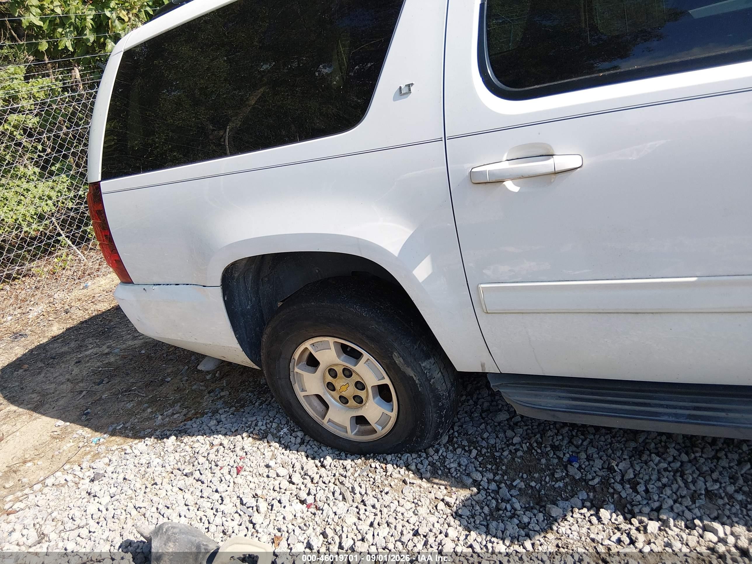 2013 Chevrolet Suburban 1500 Lt White vin: 1GNSCJE04DR246847