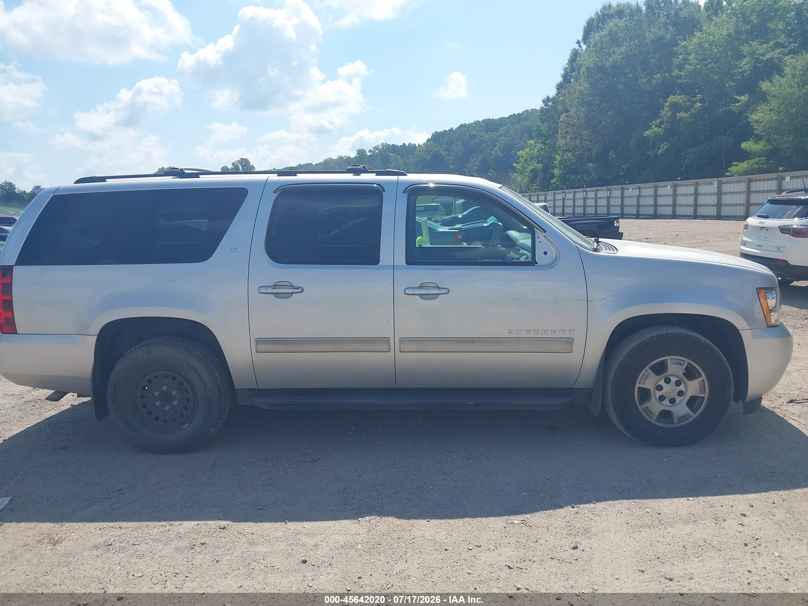 2014 Chevrolet Suburban Lt Silver vin: 1GNSCJE04ER114334