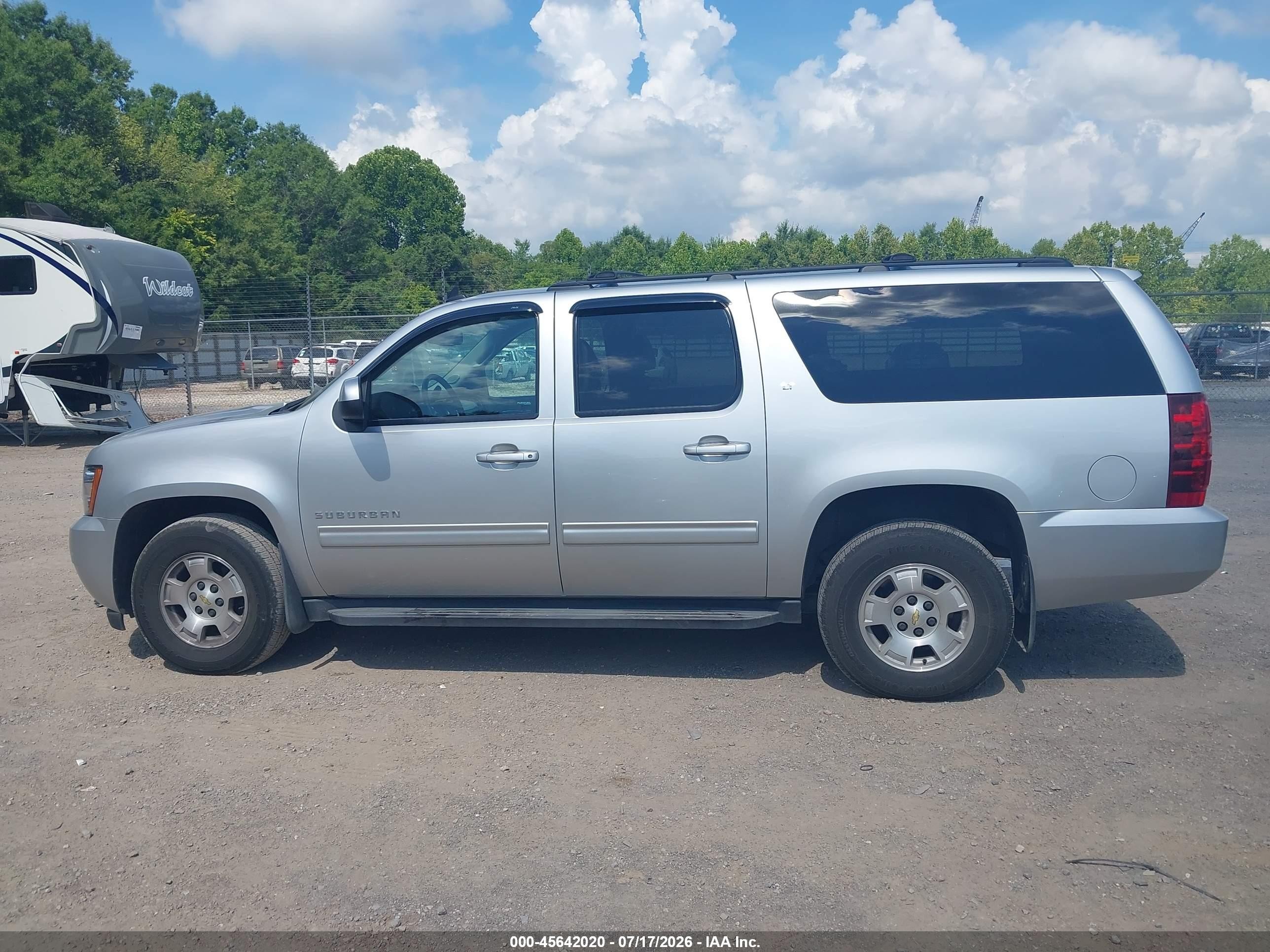 2014 Chevrolet Suburban Lt Silver vin: 1GNSCJE04ER114334
