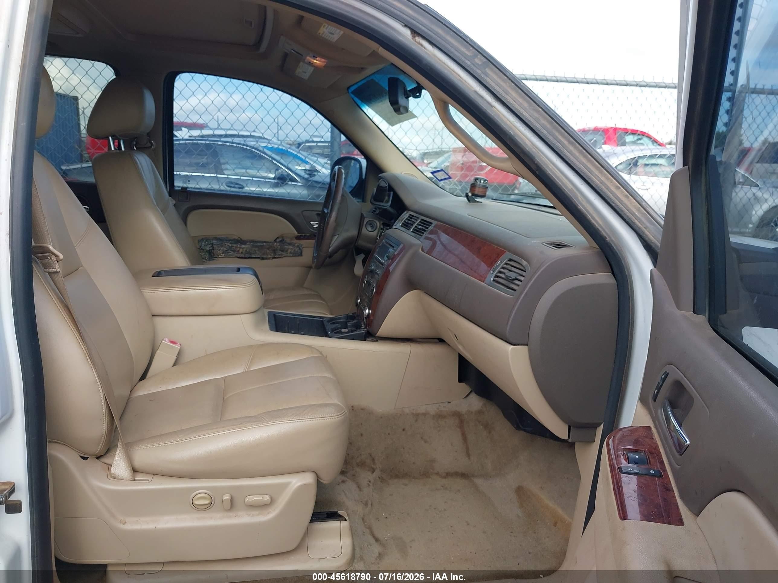 2014 Chevrolet Suburban Lt White vin: 1GNSCJE04ER231413