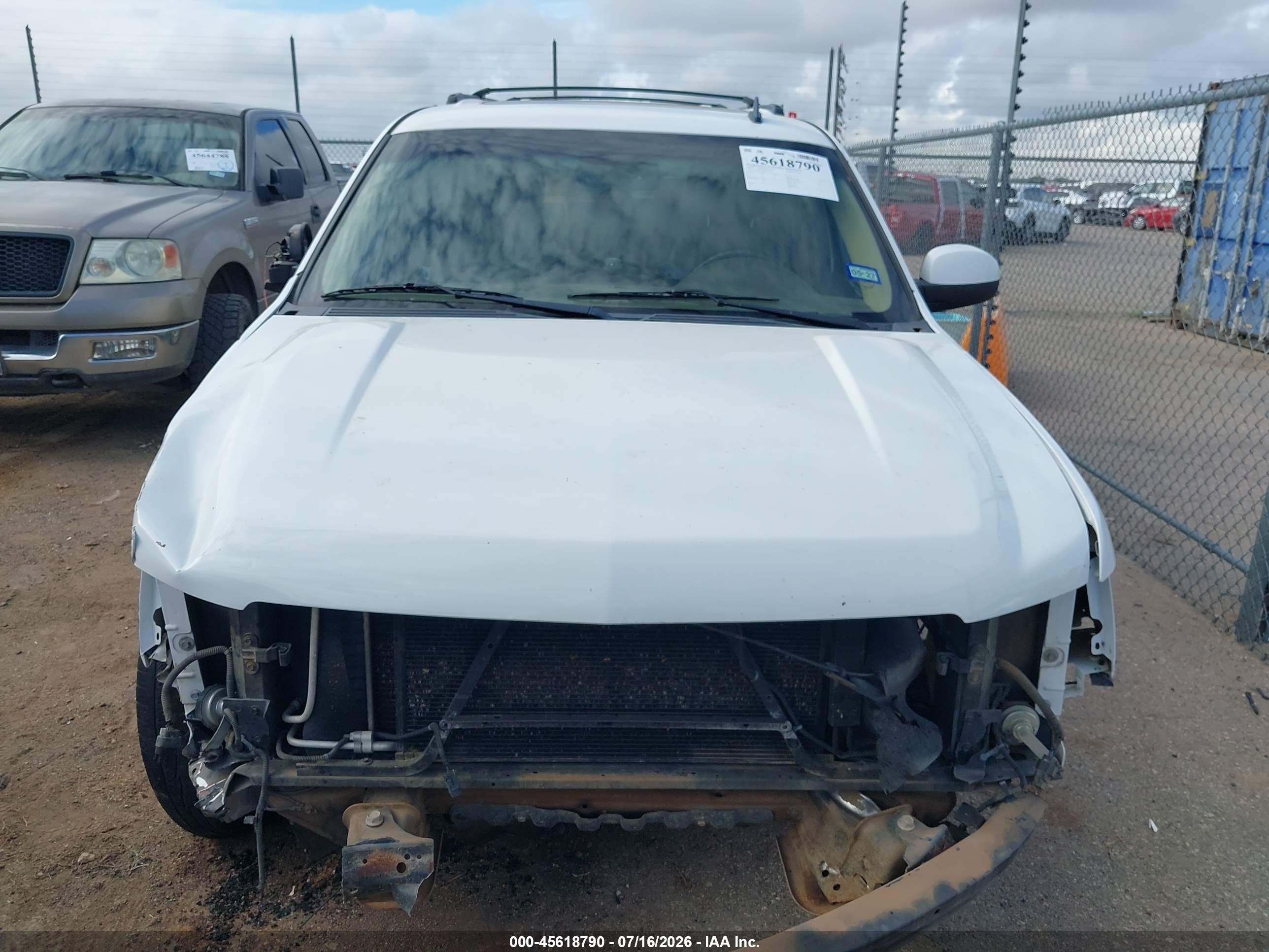 2014 Chevrolet Suburban Lt White vin: 1GNSCJE04ER231413