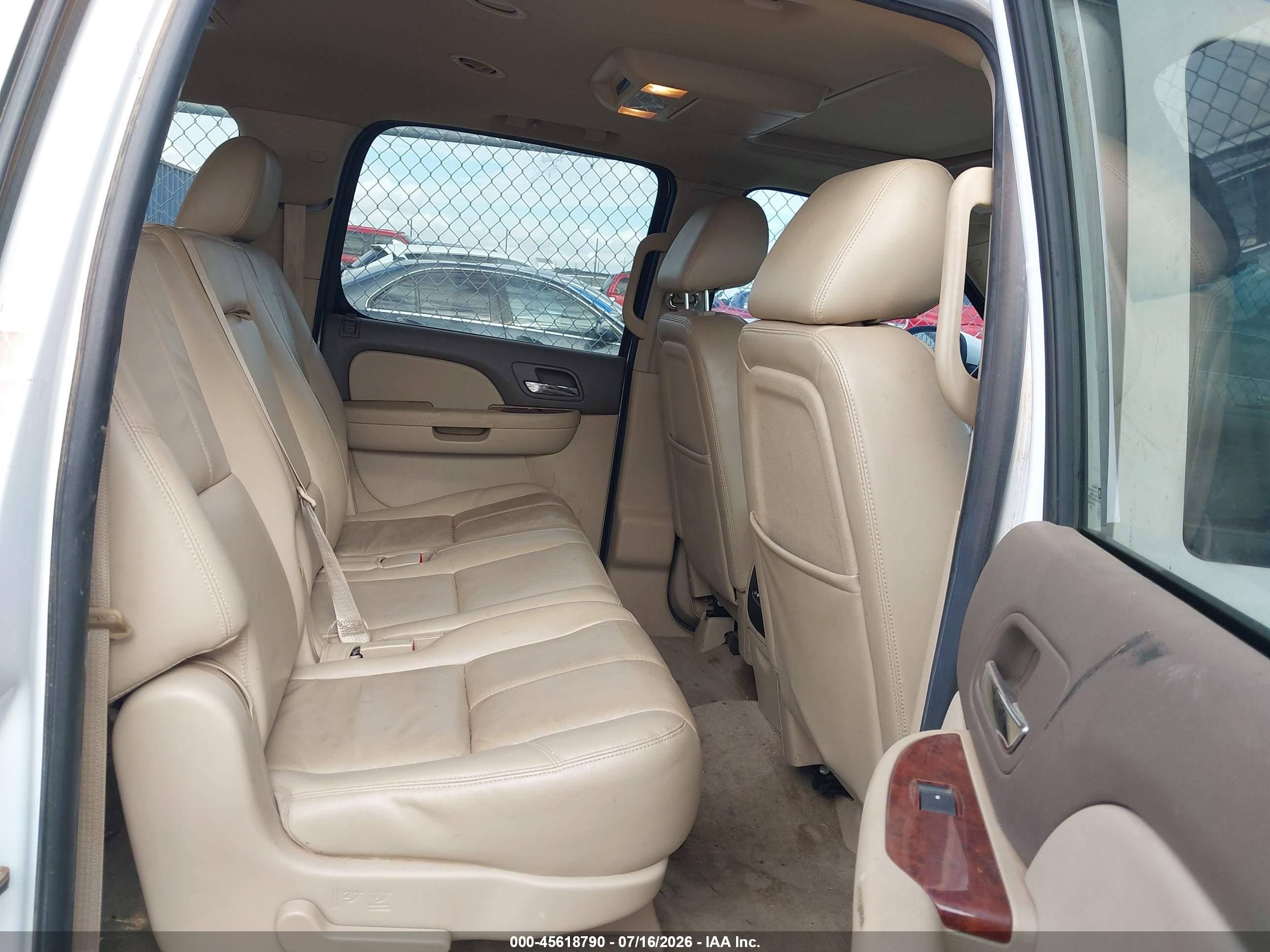 2014 Chevrolet Suburban Lt White vin: 1GNSCJE04ER231413