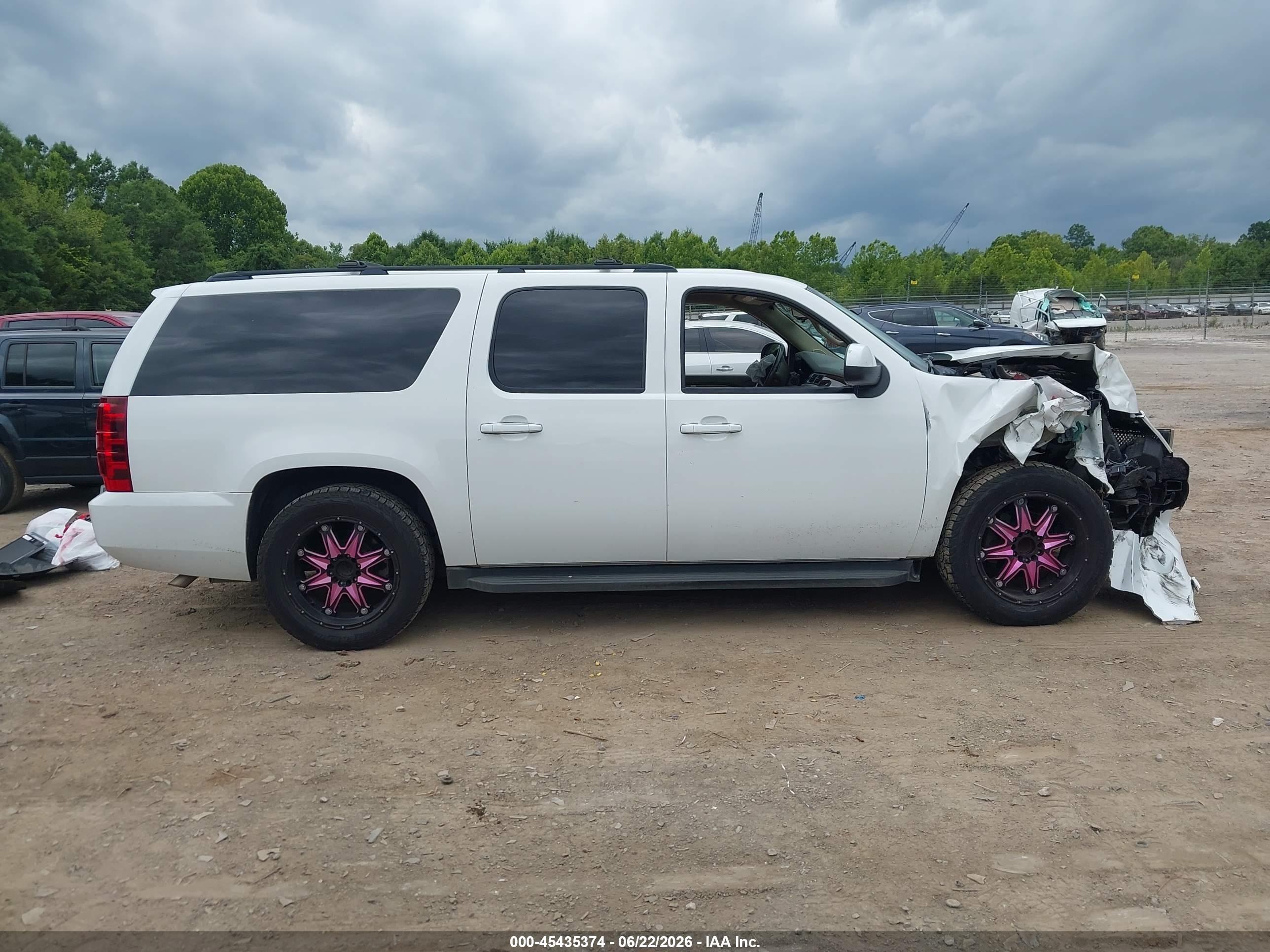 2013 Chevrolet Suburban Lt White vin: 1GNSCJE05DR308868