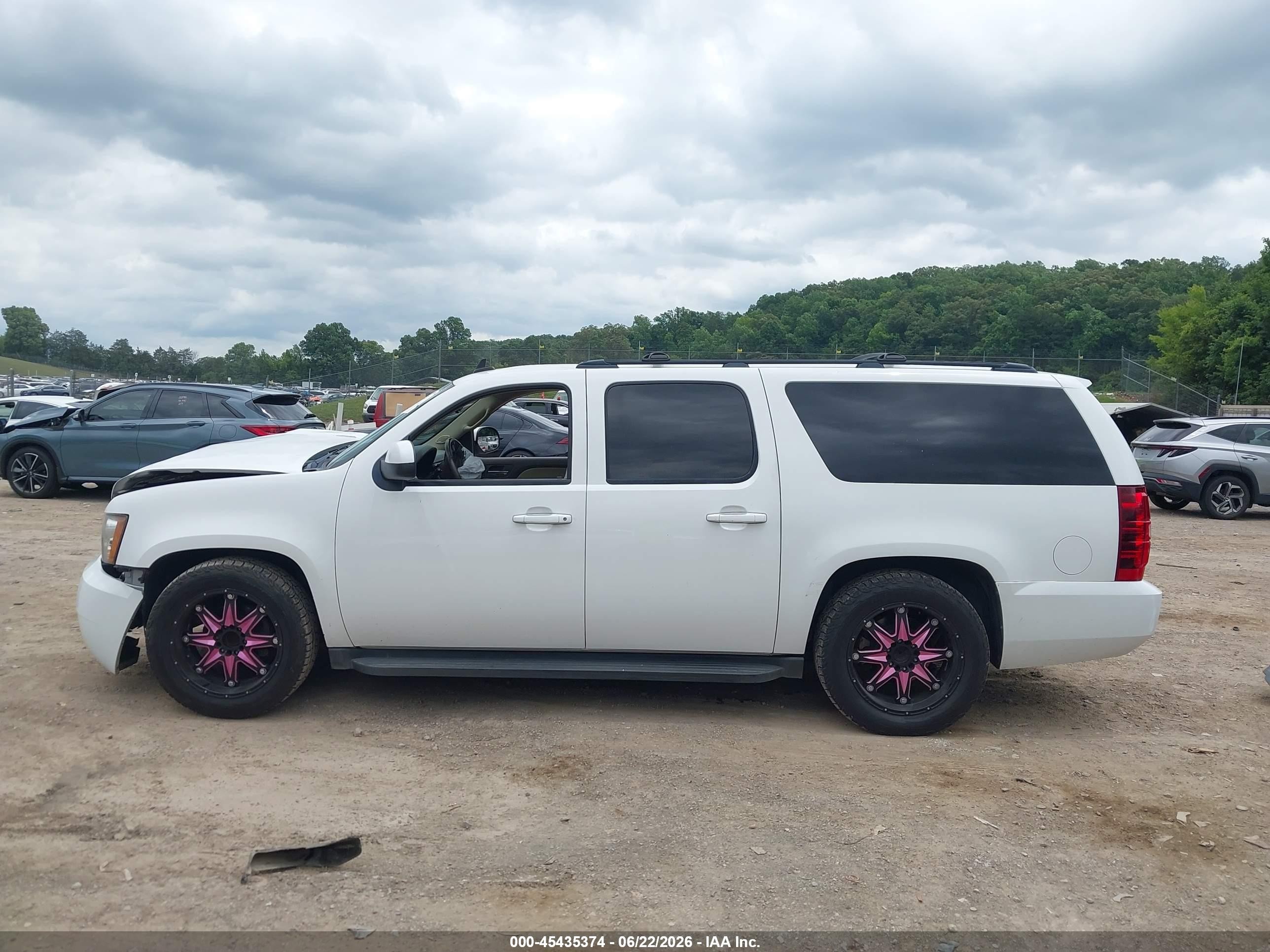 2013 Chevrolet Suburban Lt White vin: 1GNSCJE05DR308868