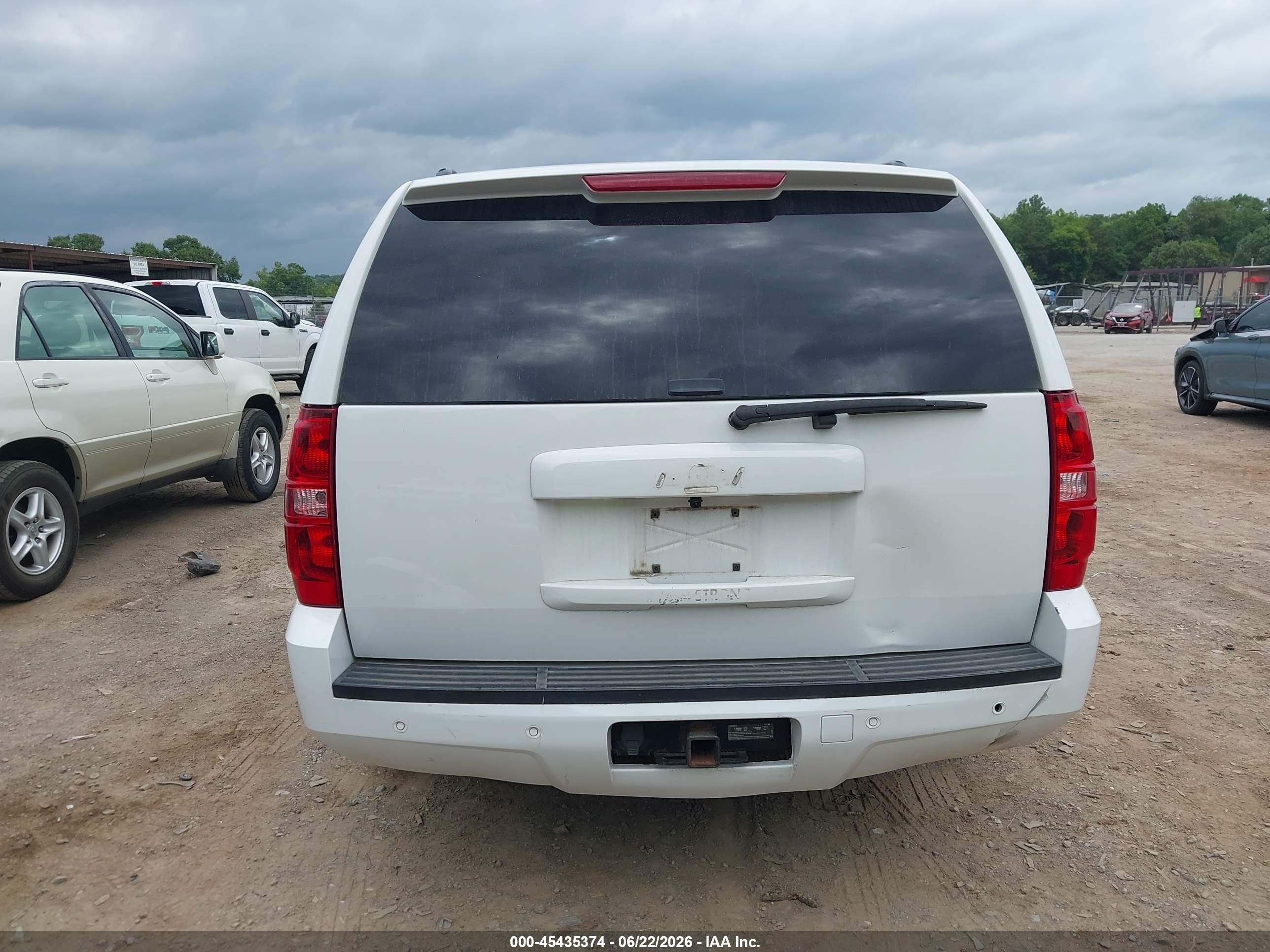 2013 Chevrolet Suburban Lt White vin: 1GNSCJE05DR308868