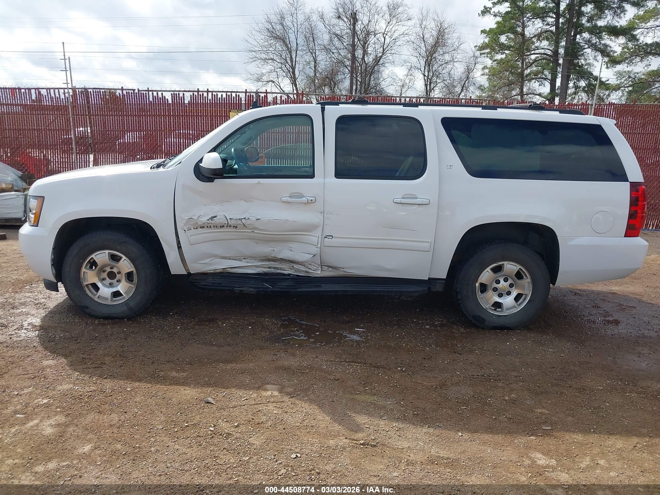 2014 Chevrolet Suburban 1500 Lt White vin: 1GNSCJE05ER107473