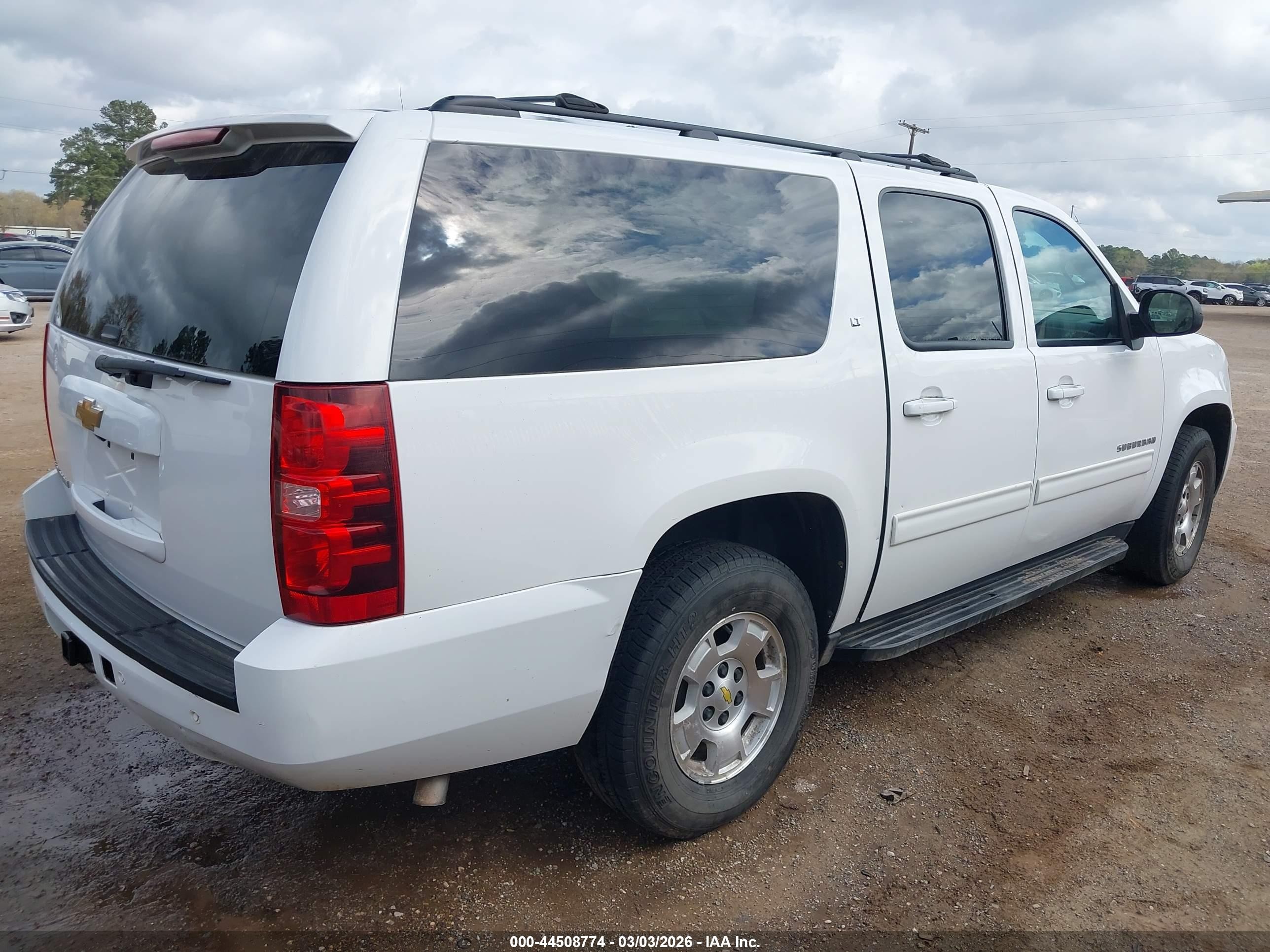 2014 Chevrolet Suburban 1500 Lt White vin: 1GNSCJE05ER107473
