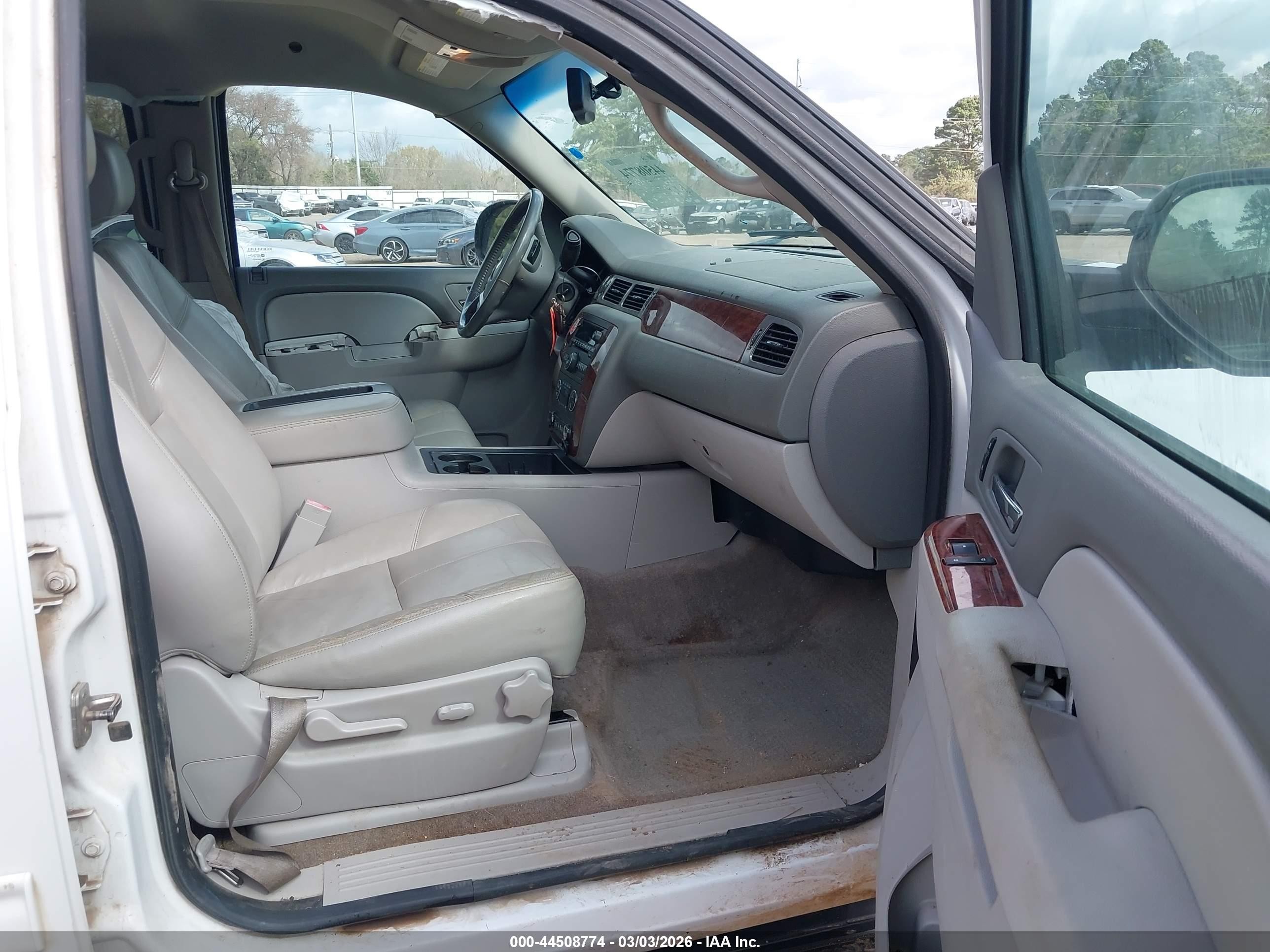 2014 Chevrolet Suburban 1500 Lt White vin: 1GNSCJE05ER107473