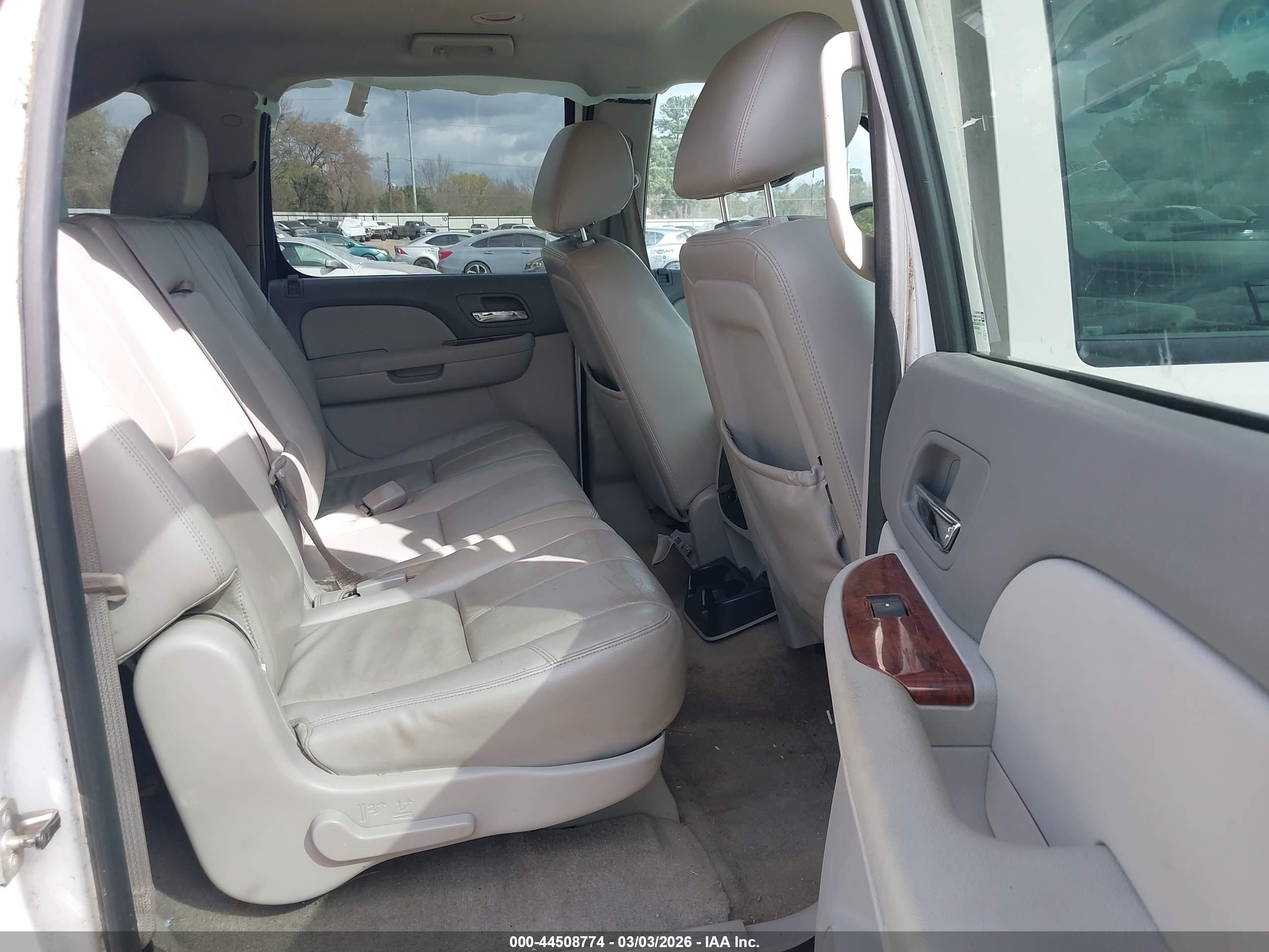 2014 Chevrolet Suburban 1500 Lt White vin: 1GNSCJE05ER107473
