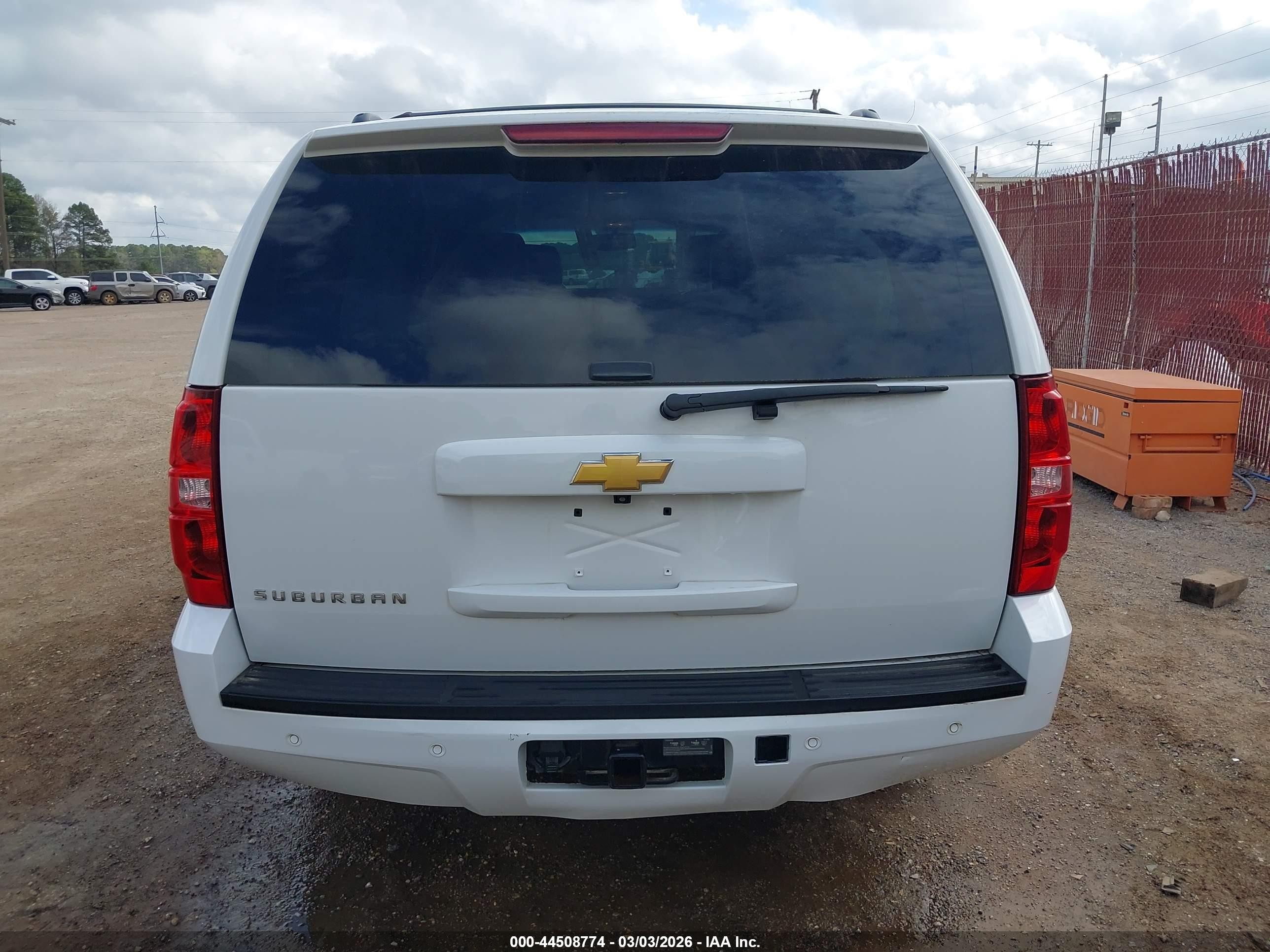 2014 Chevrolet Suburban 1500 Lt White vin: 1GNSCJE05ER107473