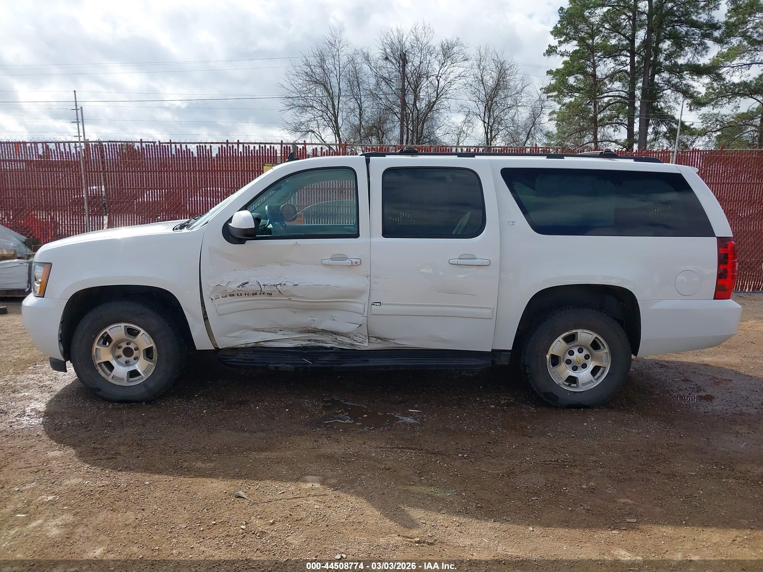 2014 Chevrolet Suburban 1500 Lt White vin: 1GNSCJE05ER107473