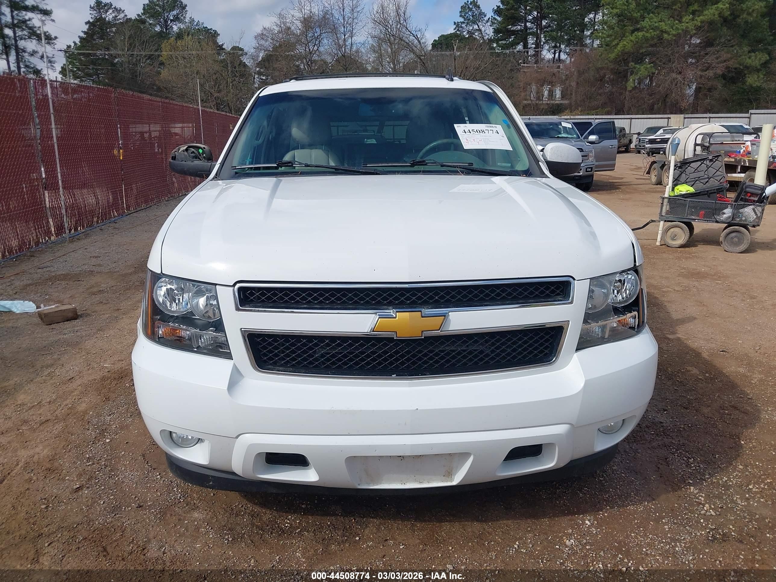 2014 Chevrolet Suburban 1500 Lt White vin: 1GNSCJE05ER107473