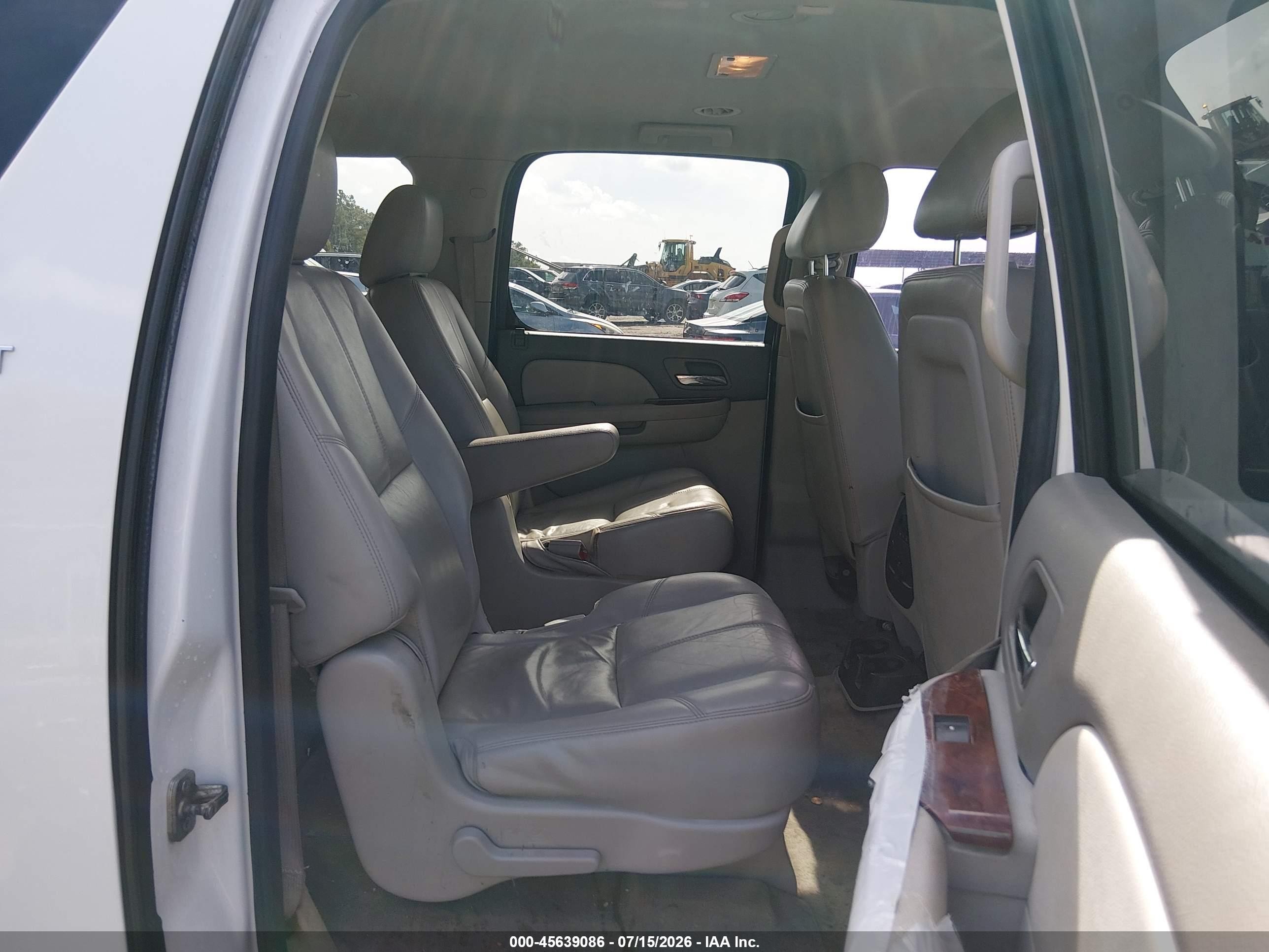 2014 Chevrolet Suburban Lt White vin: 1GNSCJE05ER130445