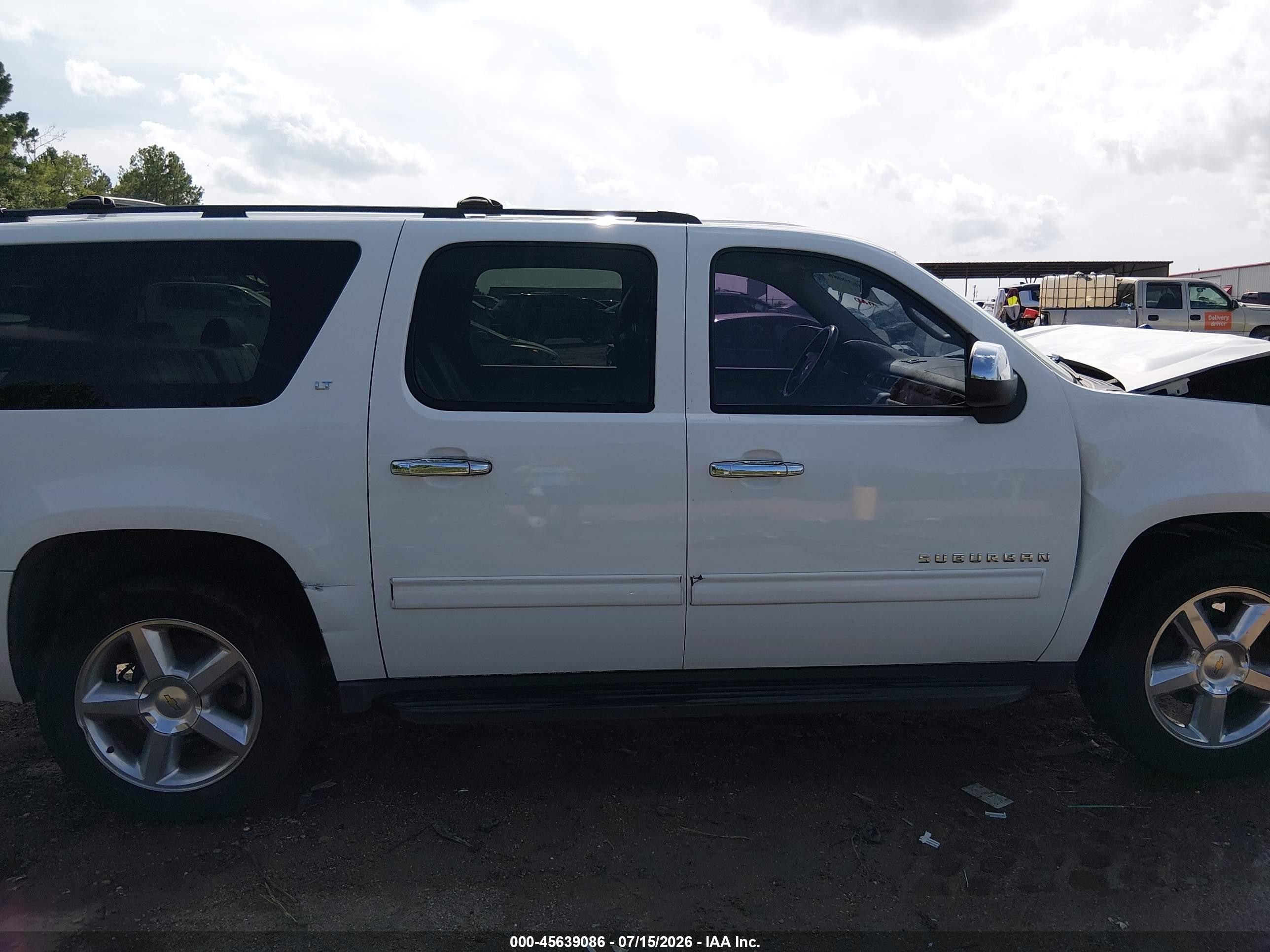 2014 Chevrolet Suburban Lt White vin: 1GNSCJE05ER130445