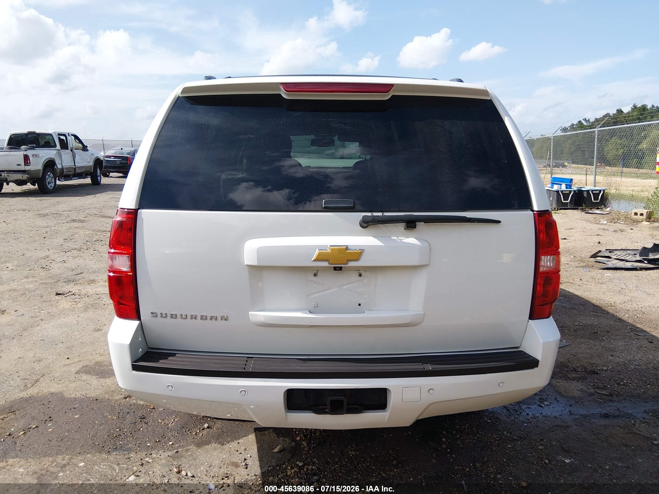 2014 Chevrolet Suburban Lt White vin: 1GNSCJE05ER130445