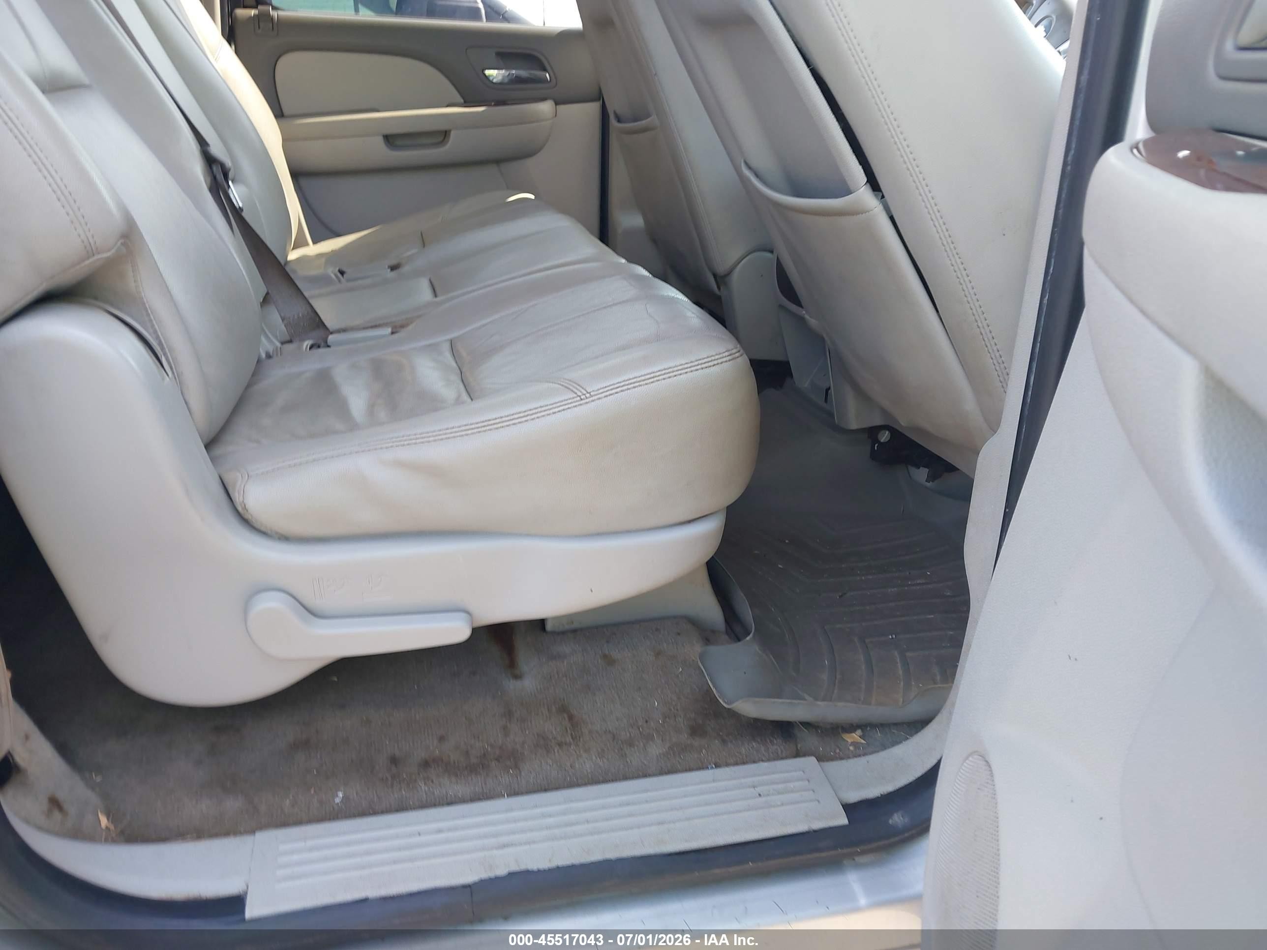 2014 Chevrolet Suburban Lt Silver vin: 1GNSCJE05ER219674