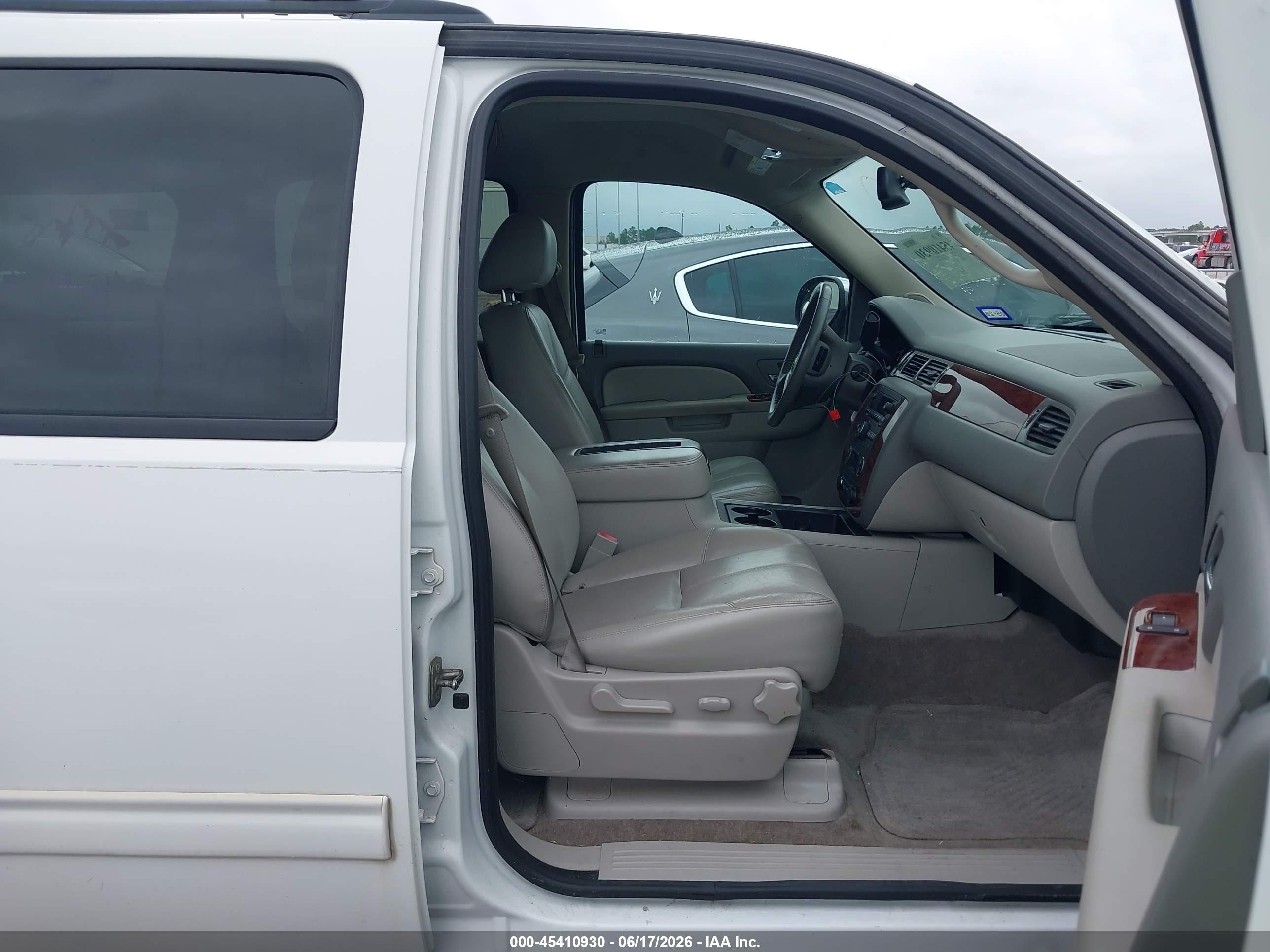 2012 Chevrolet Suburban 1500 Lt White vin: 1GNSCJE06CR138017