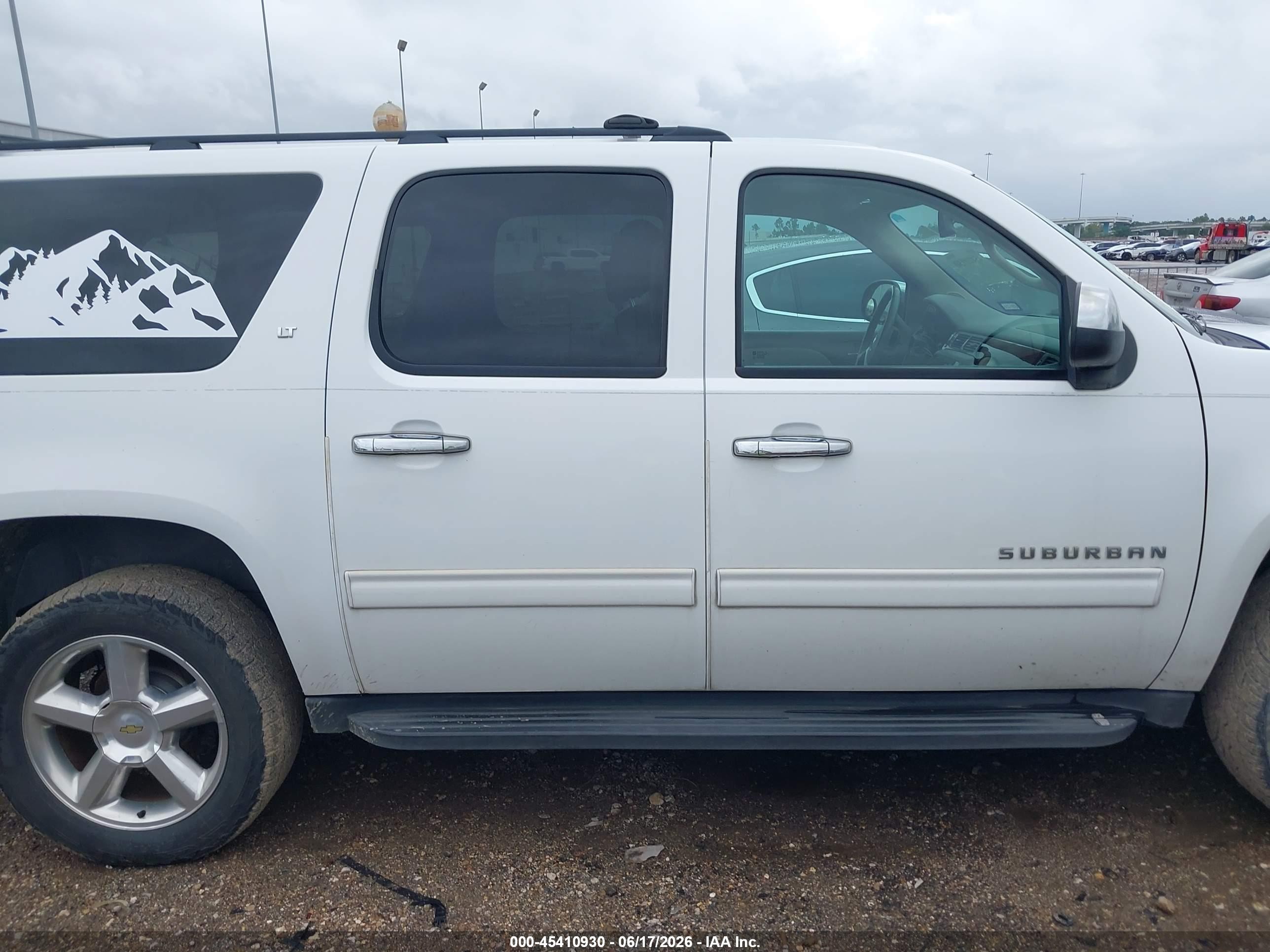 2012 Chevrolet Suburban 1500 Lt White vin: 1GNSCJE06CR138017