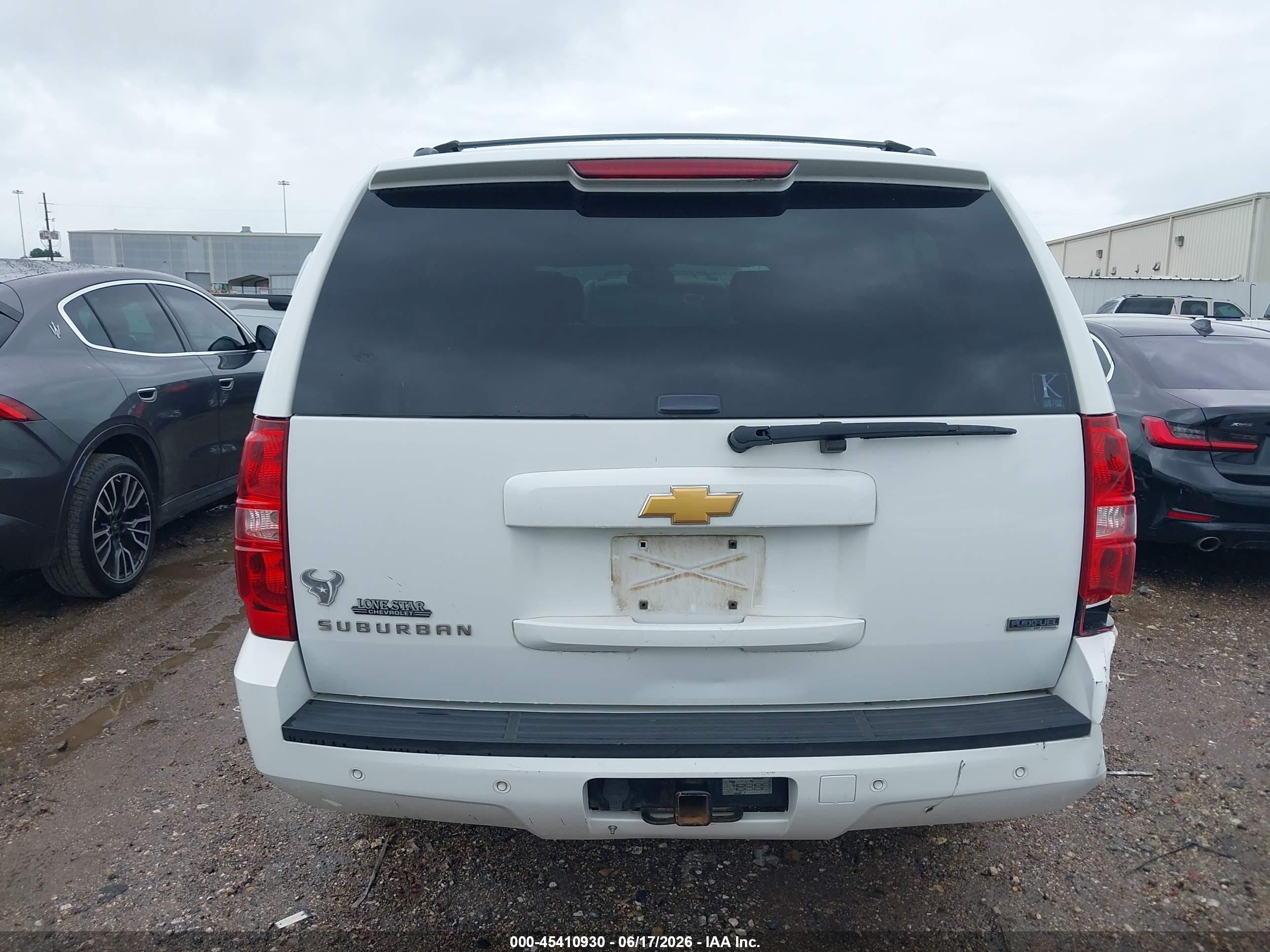 2012 Chevrolet Suburban 1500 Lt White vin: 1GNSCJE06CR138017