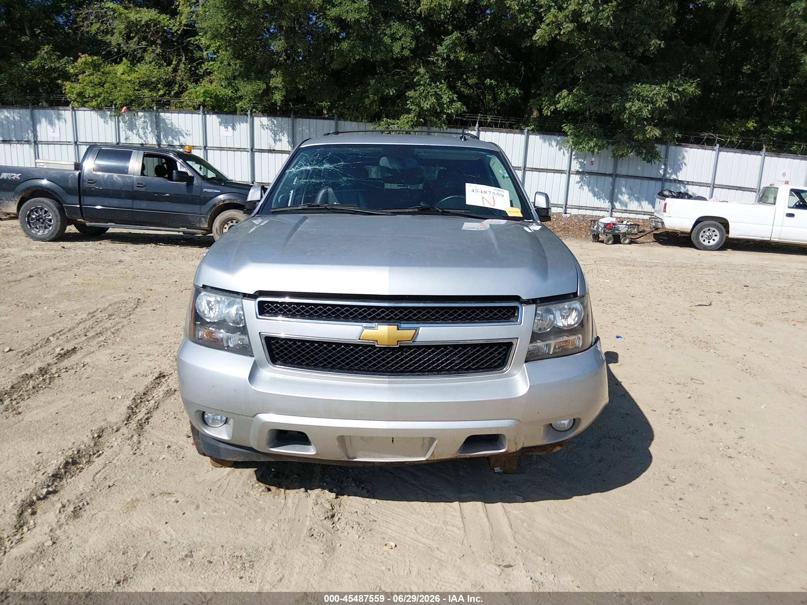 2013 Chevrolet Suburban Lt Silver vin: 1GNSCJE06DR141937