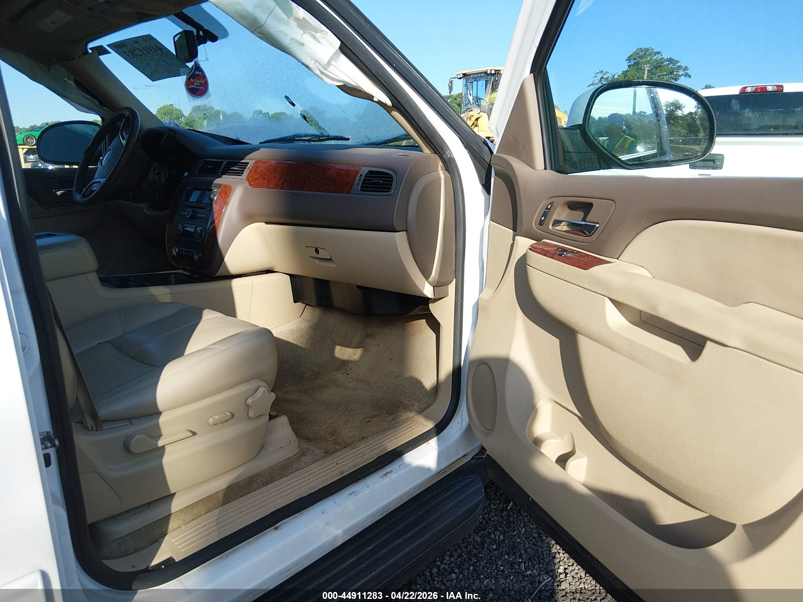 2014 Chevrolet Suburban 1500 Lt White vin: 1GNSCJE06ER236404