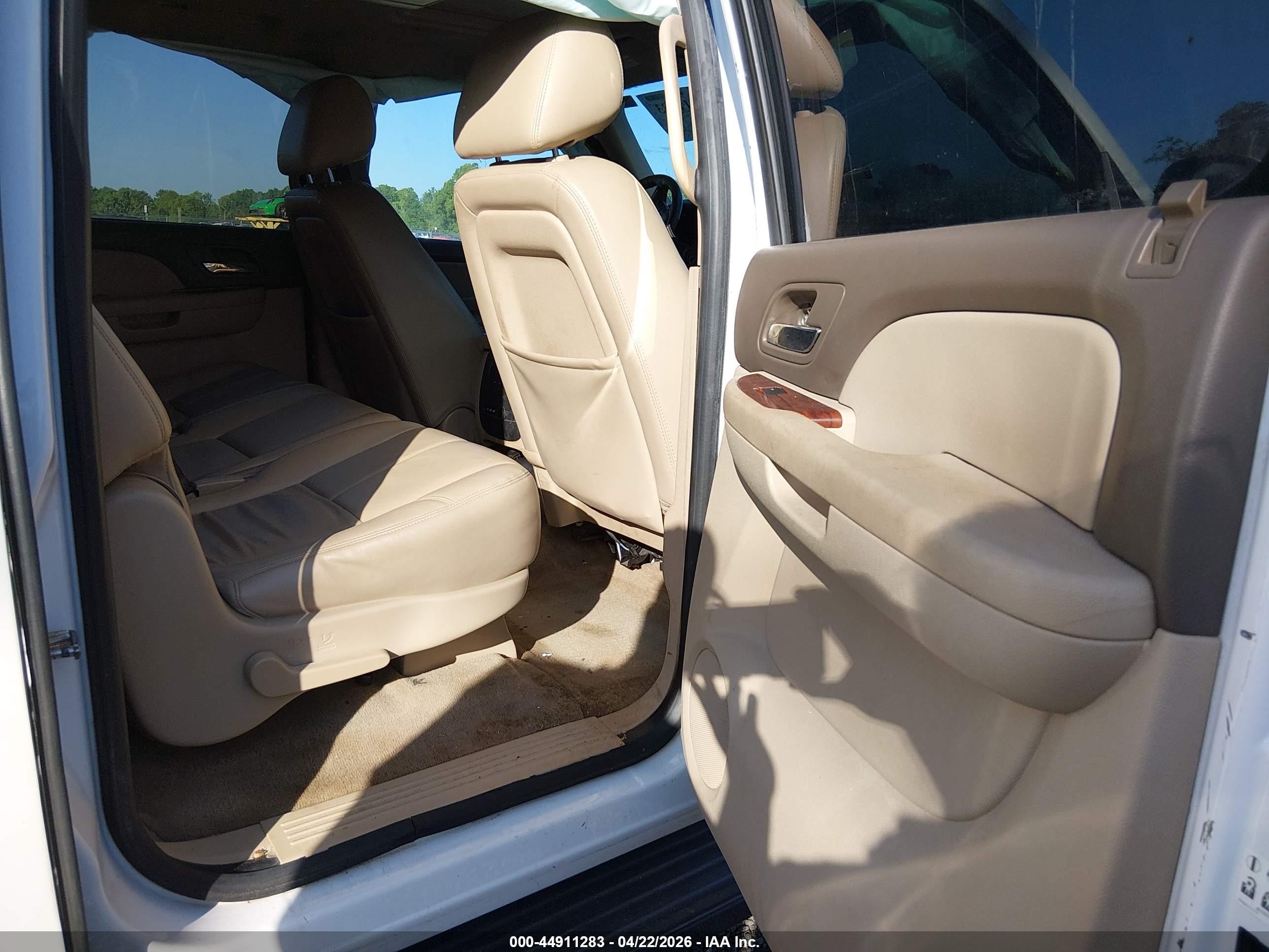 2014 Chevrolet Suburban 1500 Lt White vin: 1GNSCJE06ER236404