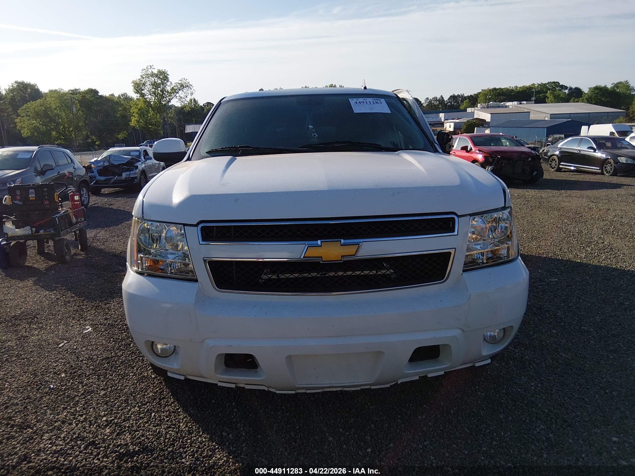 2014 Chevrolet Suburban 1500 Lt White vin: 1GNSCJE06ER236404