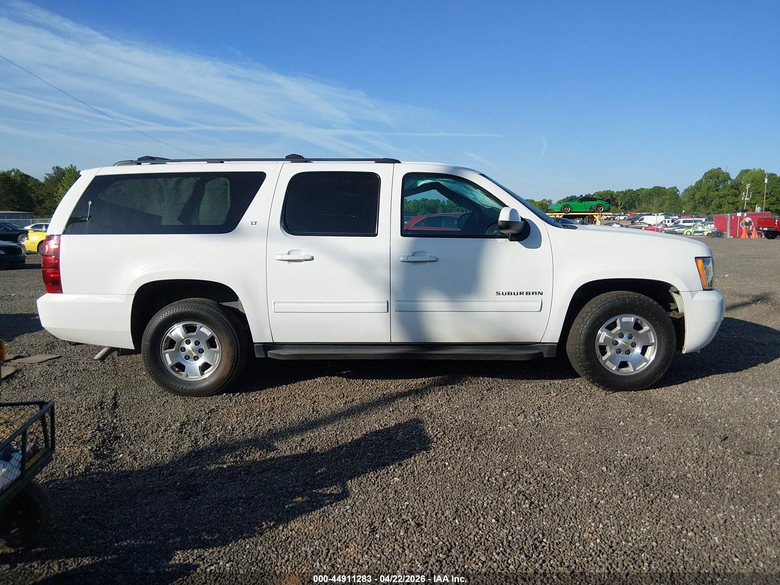 2014 Chevrolet Suburban 1500 Lt White vin: 1GNSCJE06ER236404