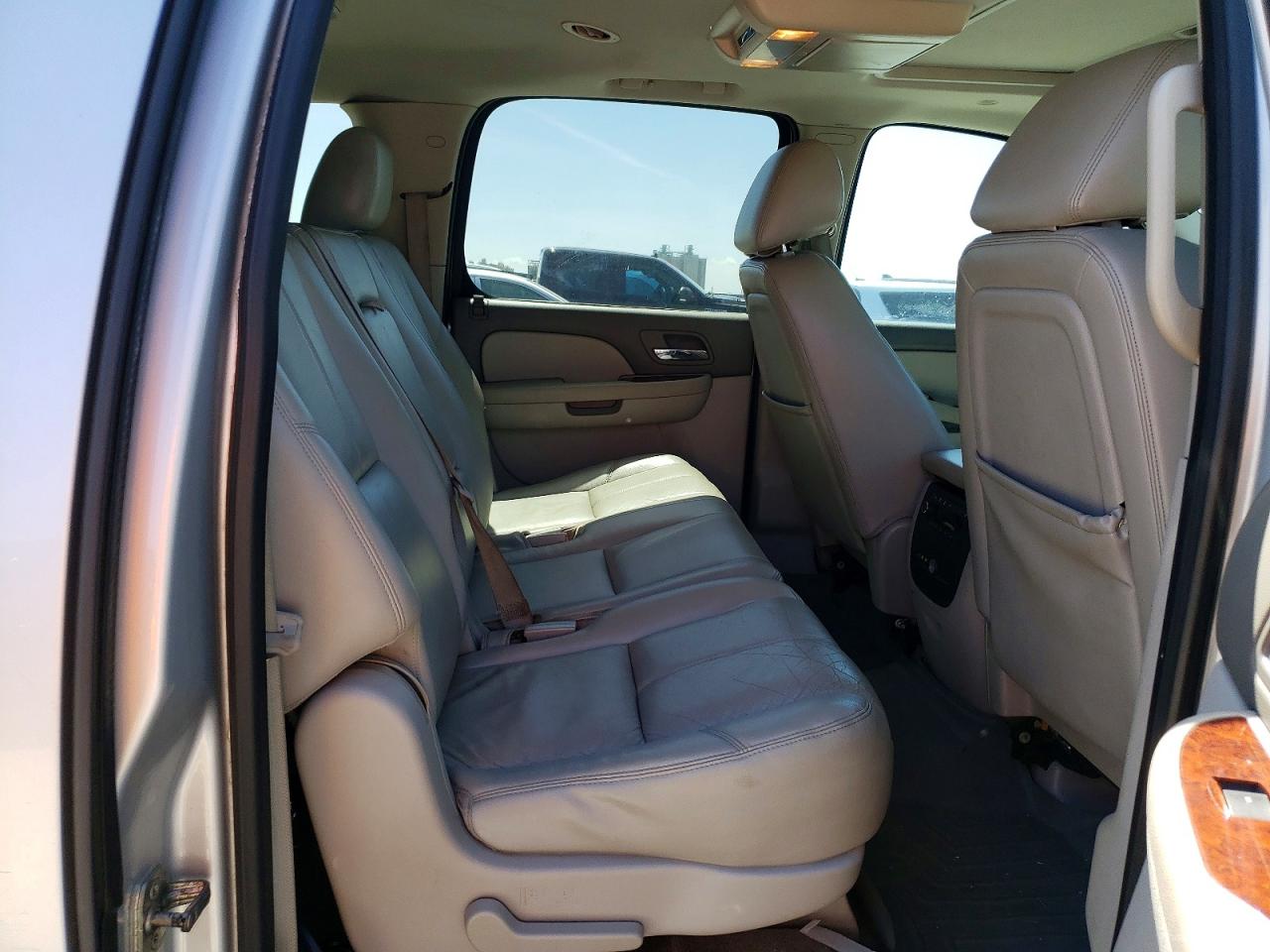 2013 Chevrolet Suburban C1500 Lt Silver vin: 1GNSCJE08DR116697
