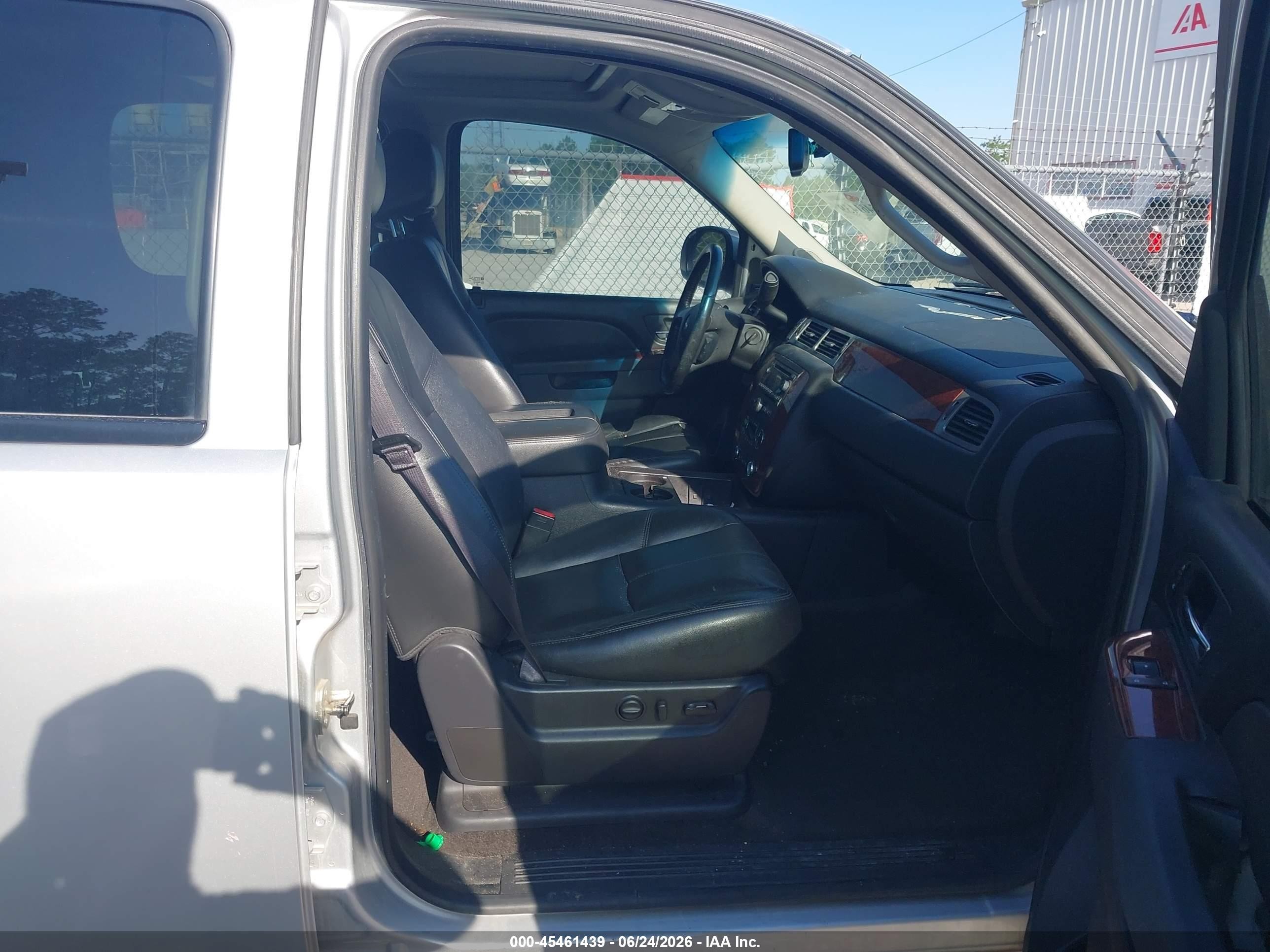 2014 Chevrolet Suburban Lt Silver vin: 1GNSCJE08ER171362
