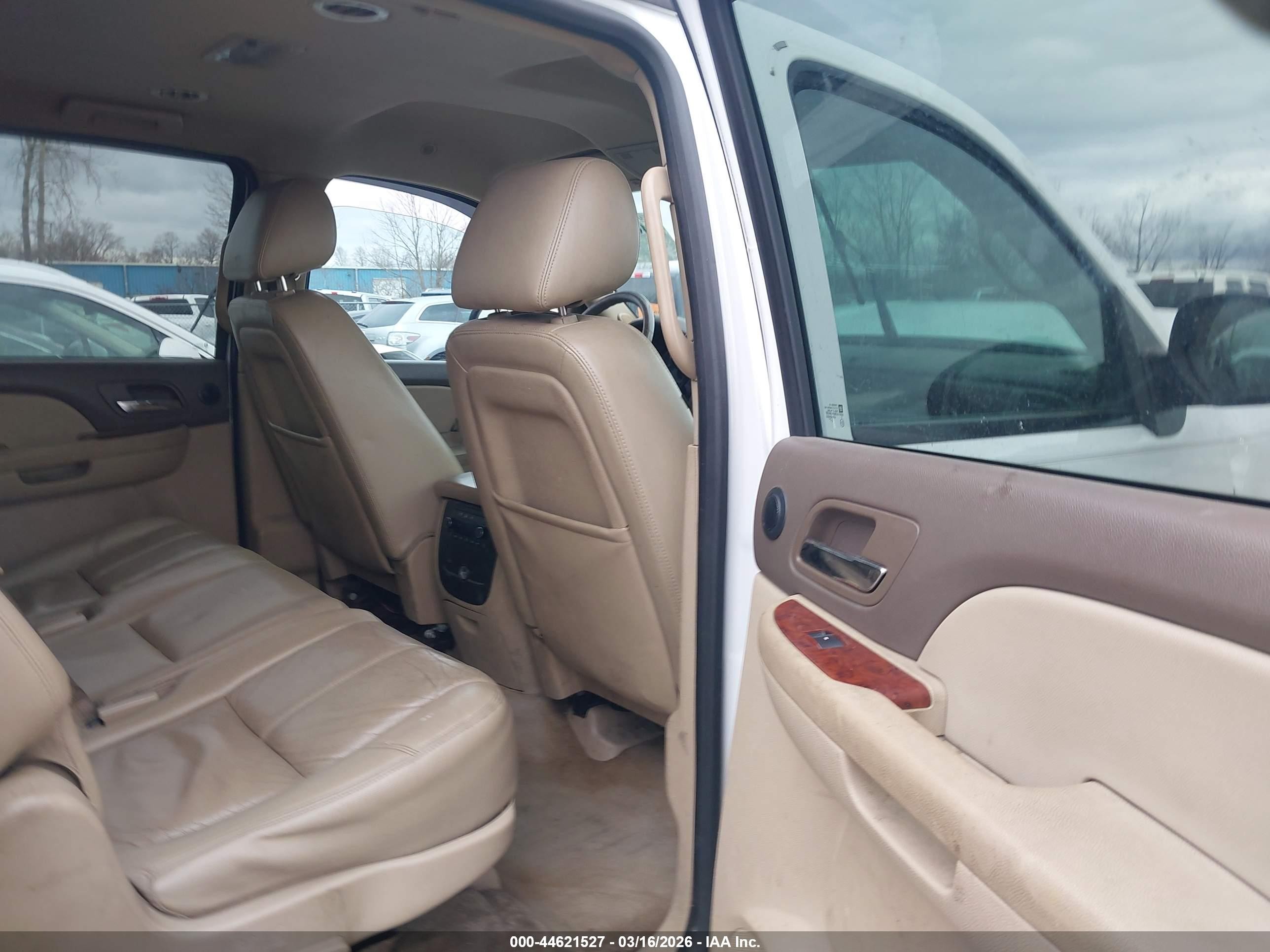 2013 Chevrolet Suburban 1500 Lt White vin: 1GNSCJE09DR195362
