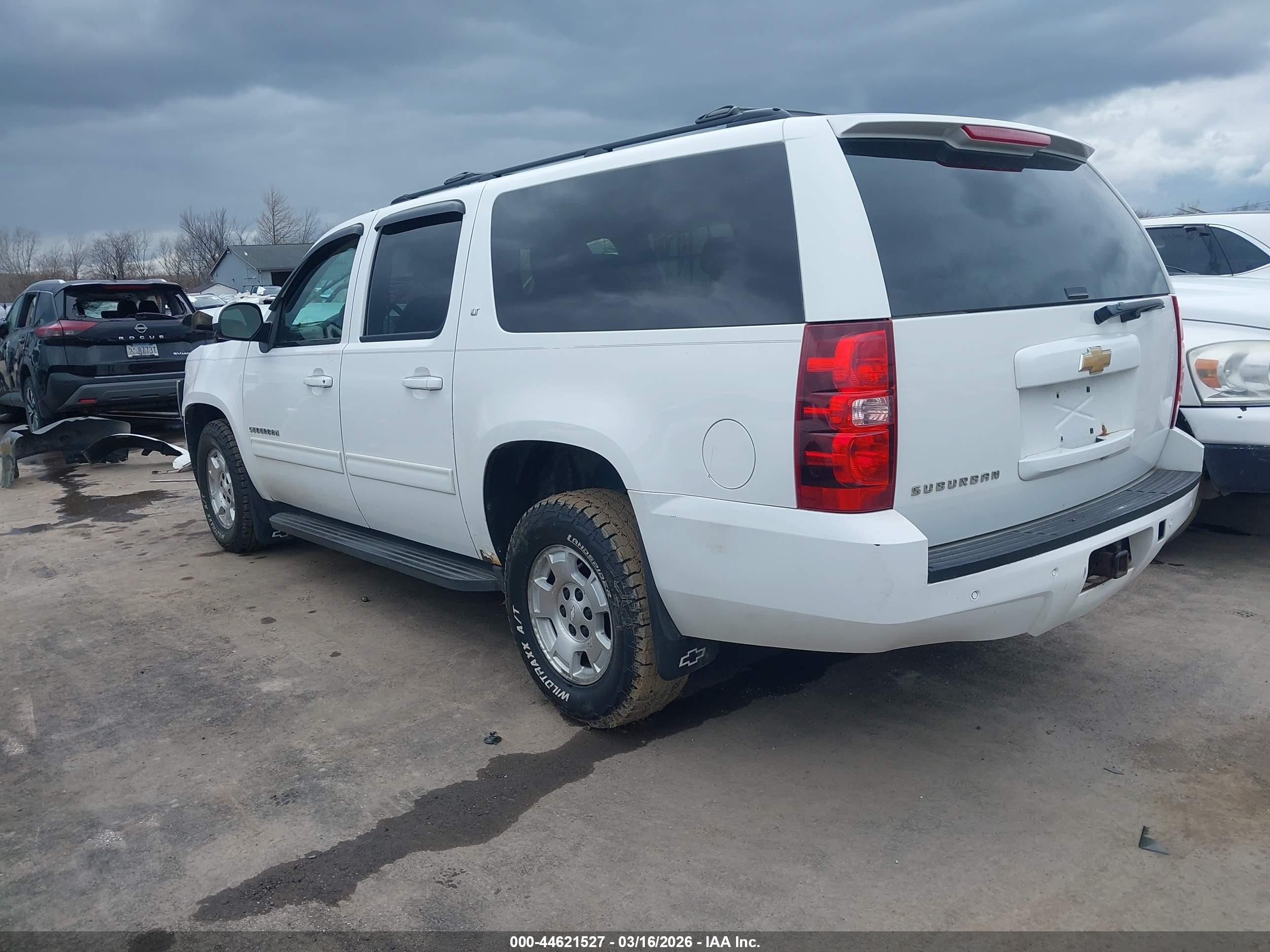 2013 Chevrolet Suburban 1500 Lt White vin: 1GNSCJE09DR195362