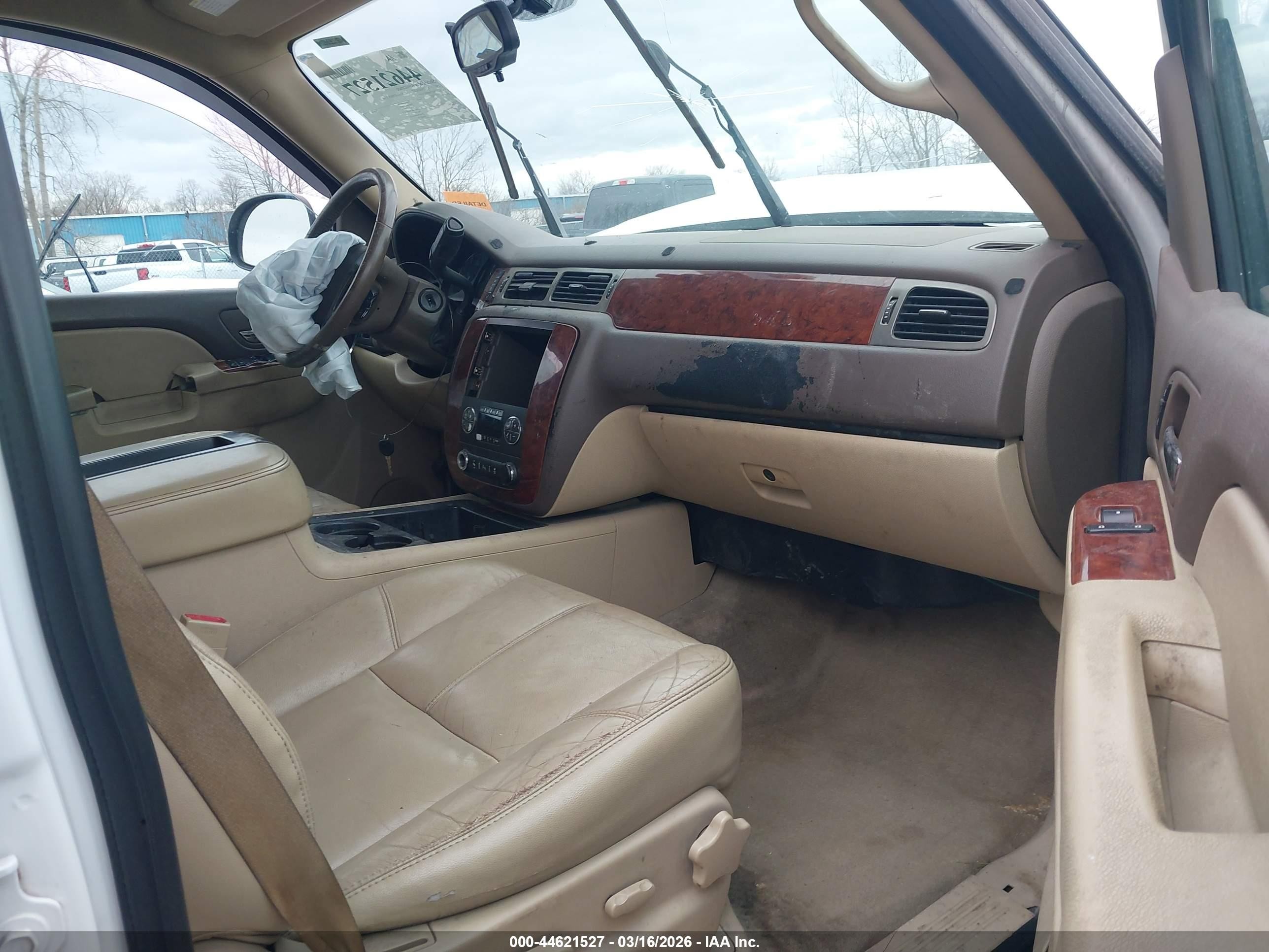 2013 Chevrolet Suburban 1500 Lt White vin: 1GNSCJE09DR195362