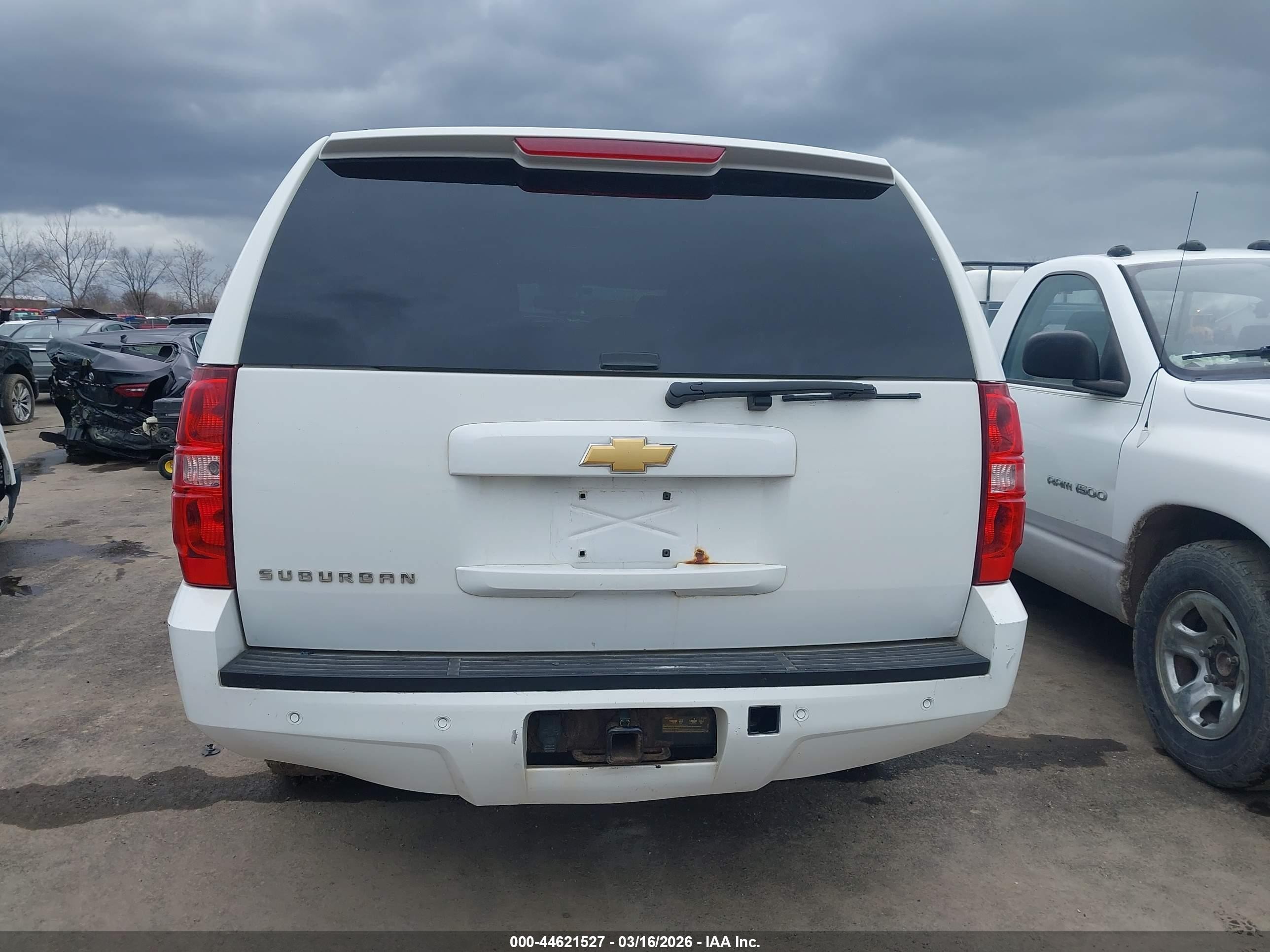 2013 Chevrolet Suburban 1500 Lt White vin: 1GNSCJE09DR195362
