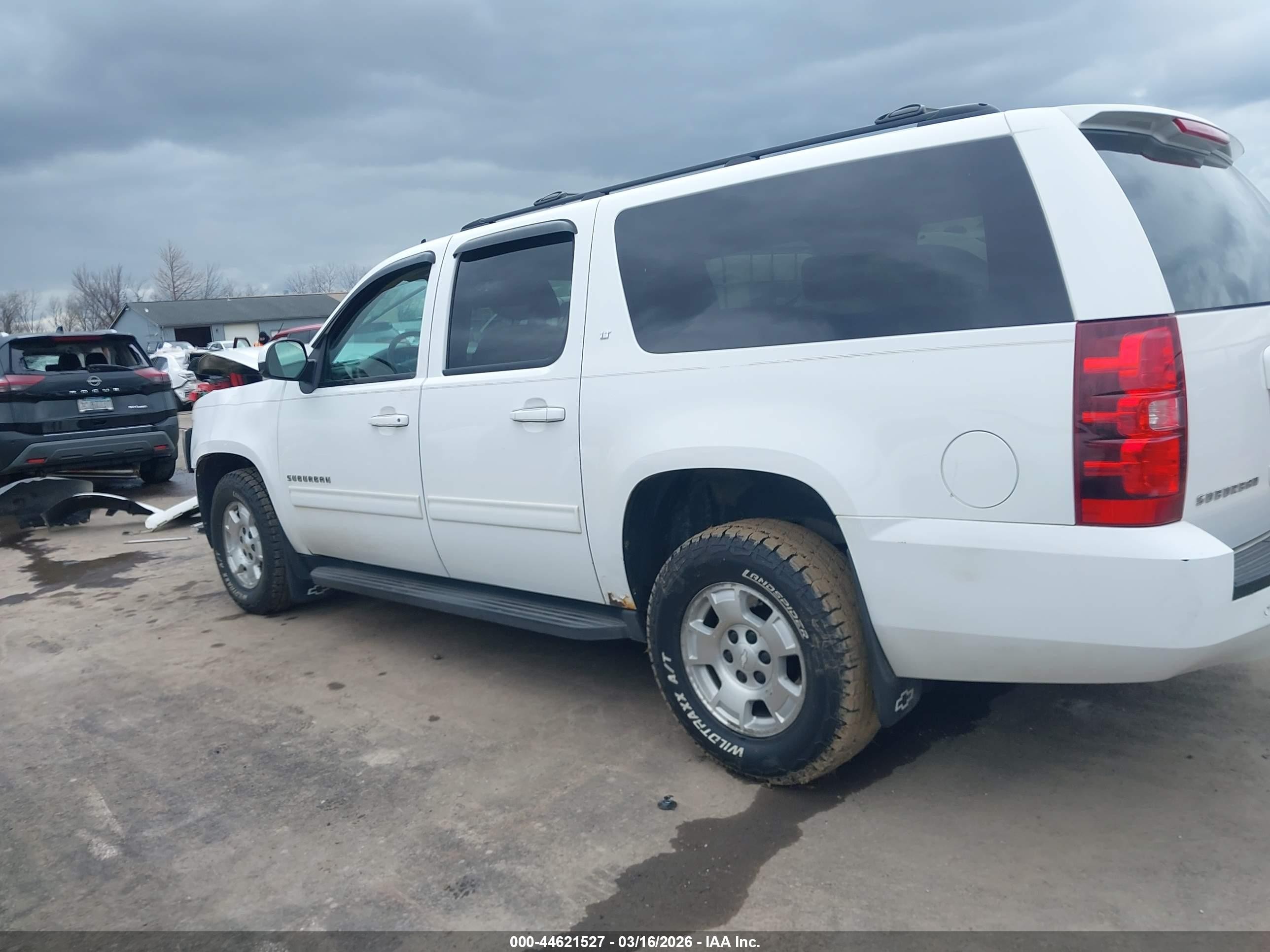 2013 Chevrolet Suburban 1500 Lt White vin: 1GNSCJE09DR195362