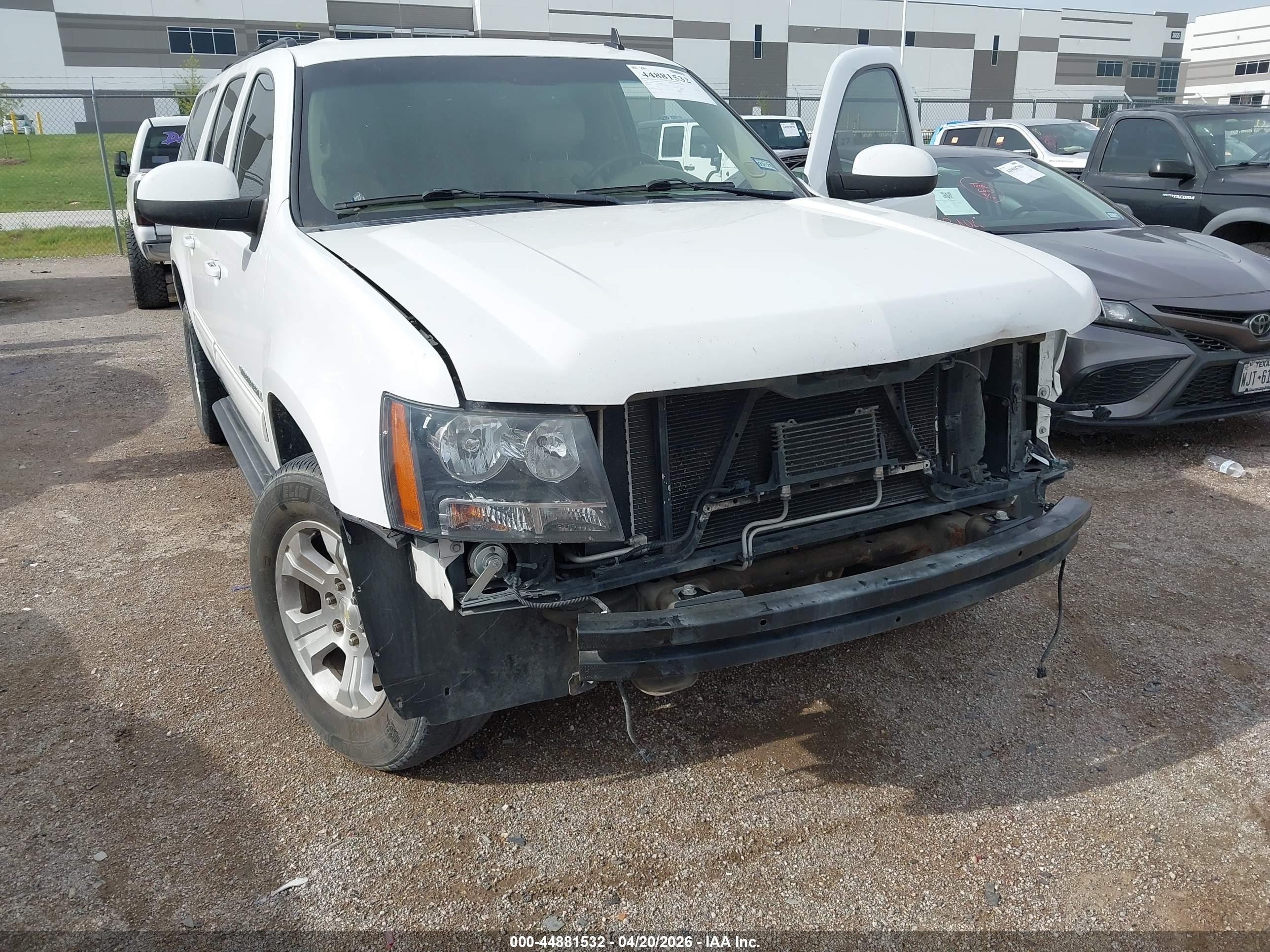 2013 Chevrolet Suburban 1500 Lt White vin: 1GNSCJE09DR360195