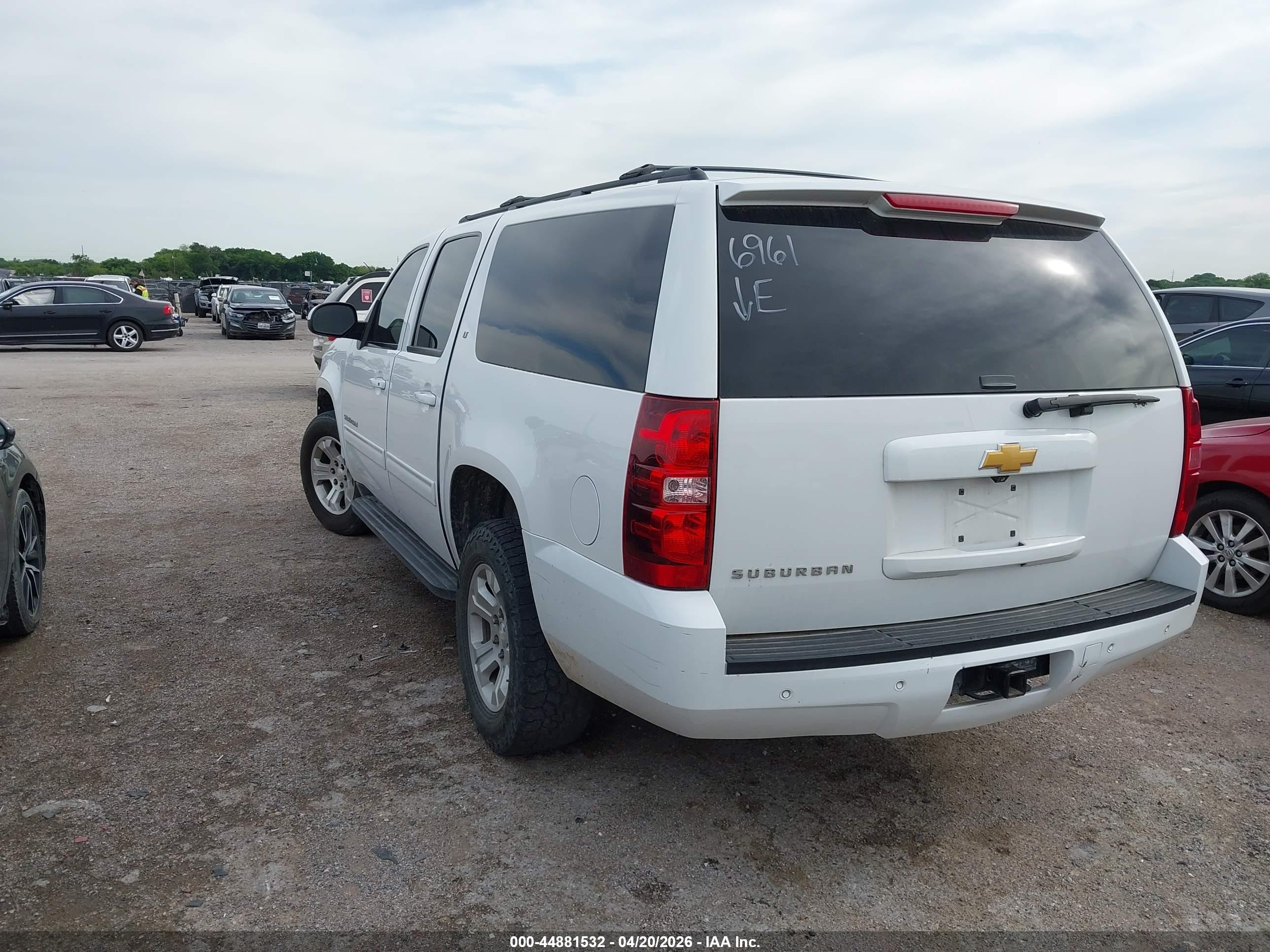 2013 Chevrolet Suburban 1500 Lt White vin: 1GNSCJE09DR360195