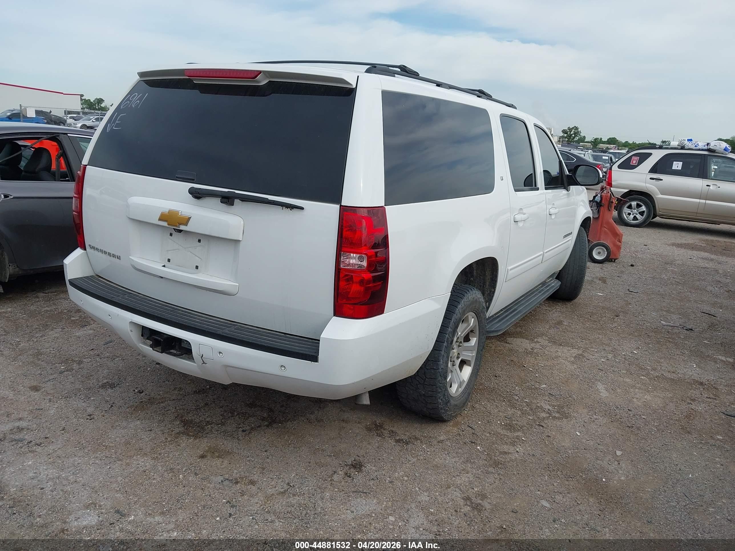 2013 Chevrolet Suburban 1500 Lt White vin: 1GNSCJE09DR360195