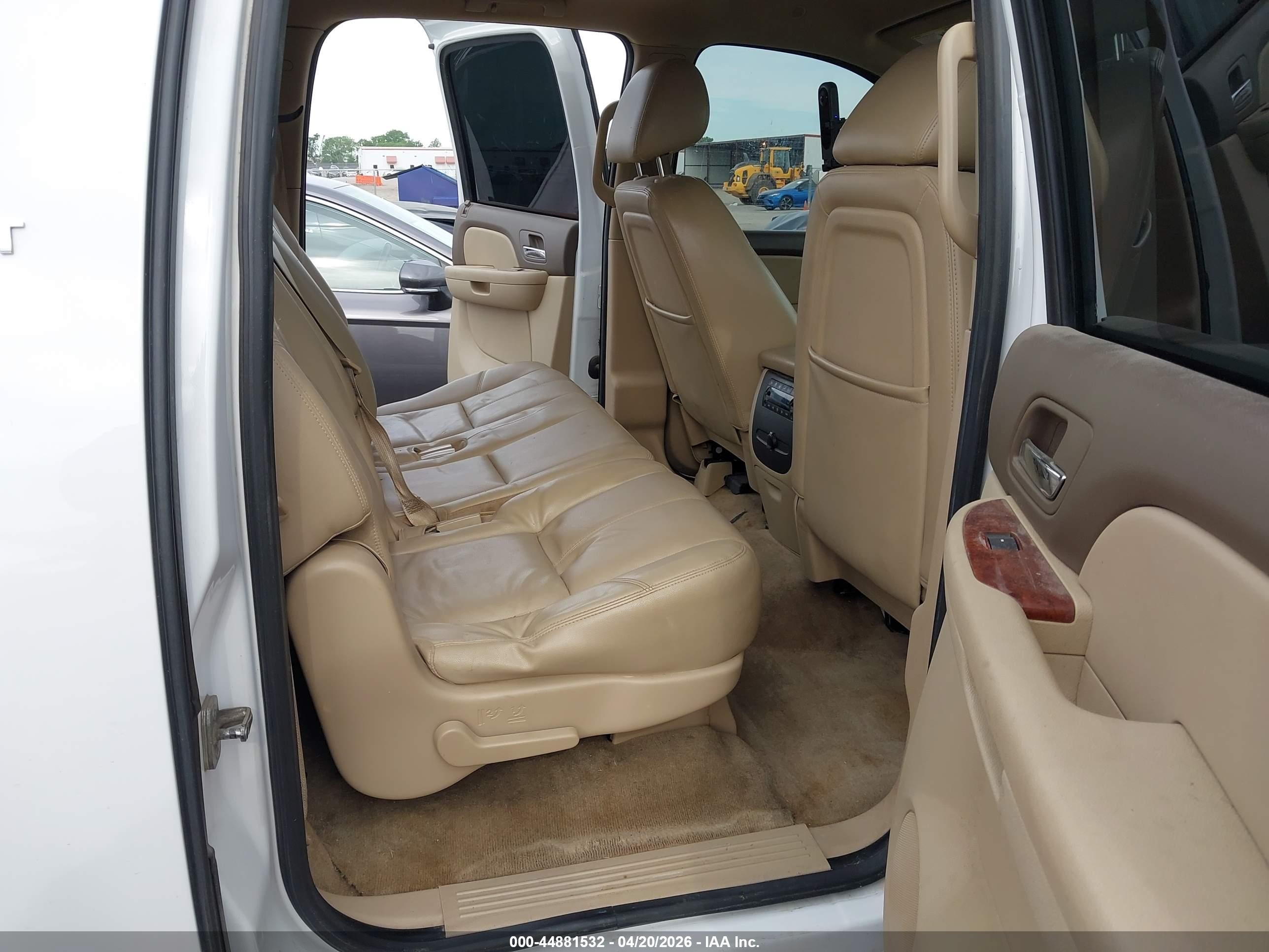 2013 Chevrolet Suburban 1500 Lt White vin: 1GNSCJE09DR360195