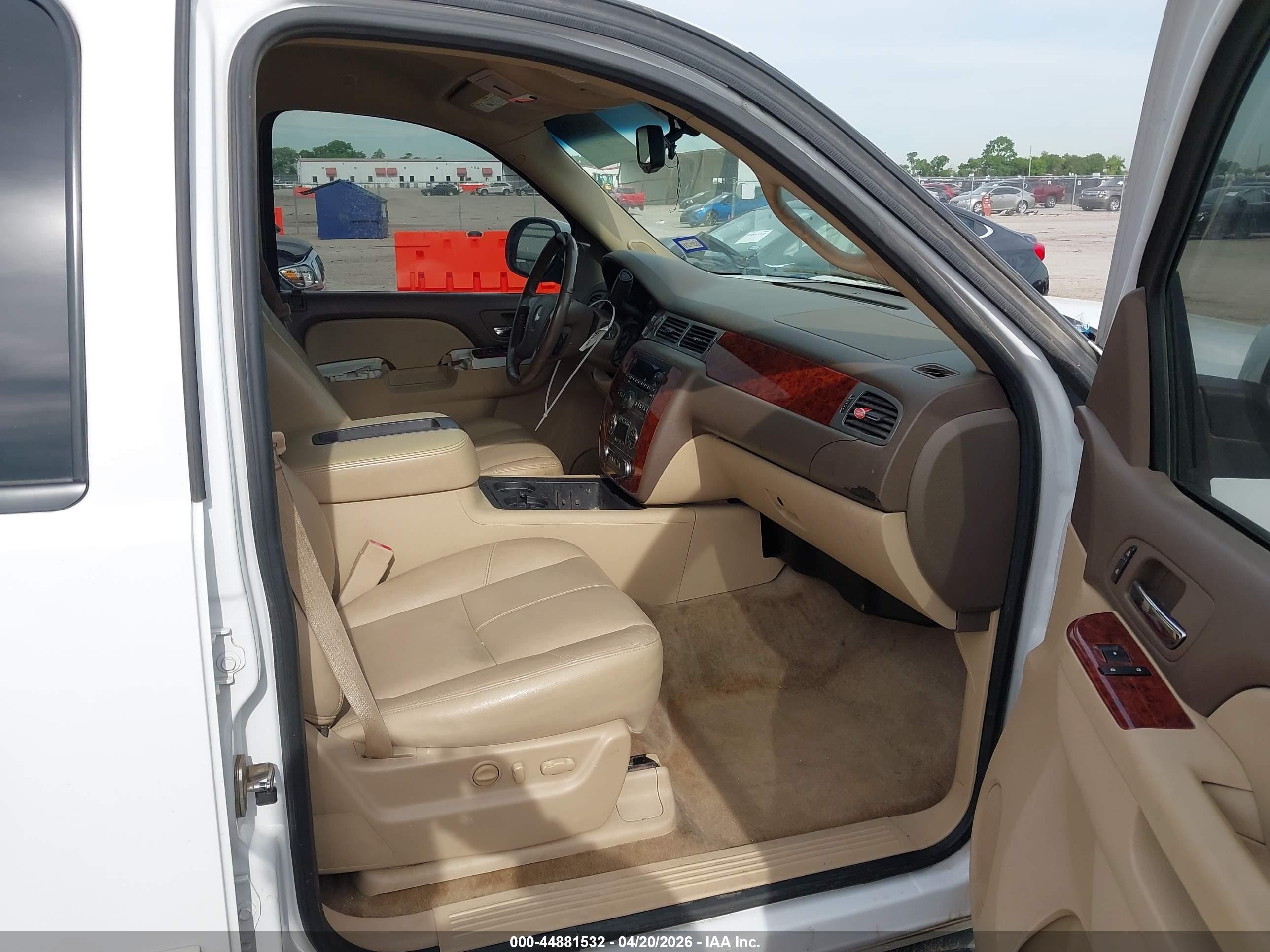 2013 Chevrolet Suburban 1500 Lt White vin: 1GNSCJE09DR360195