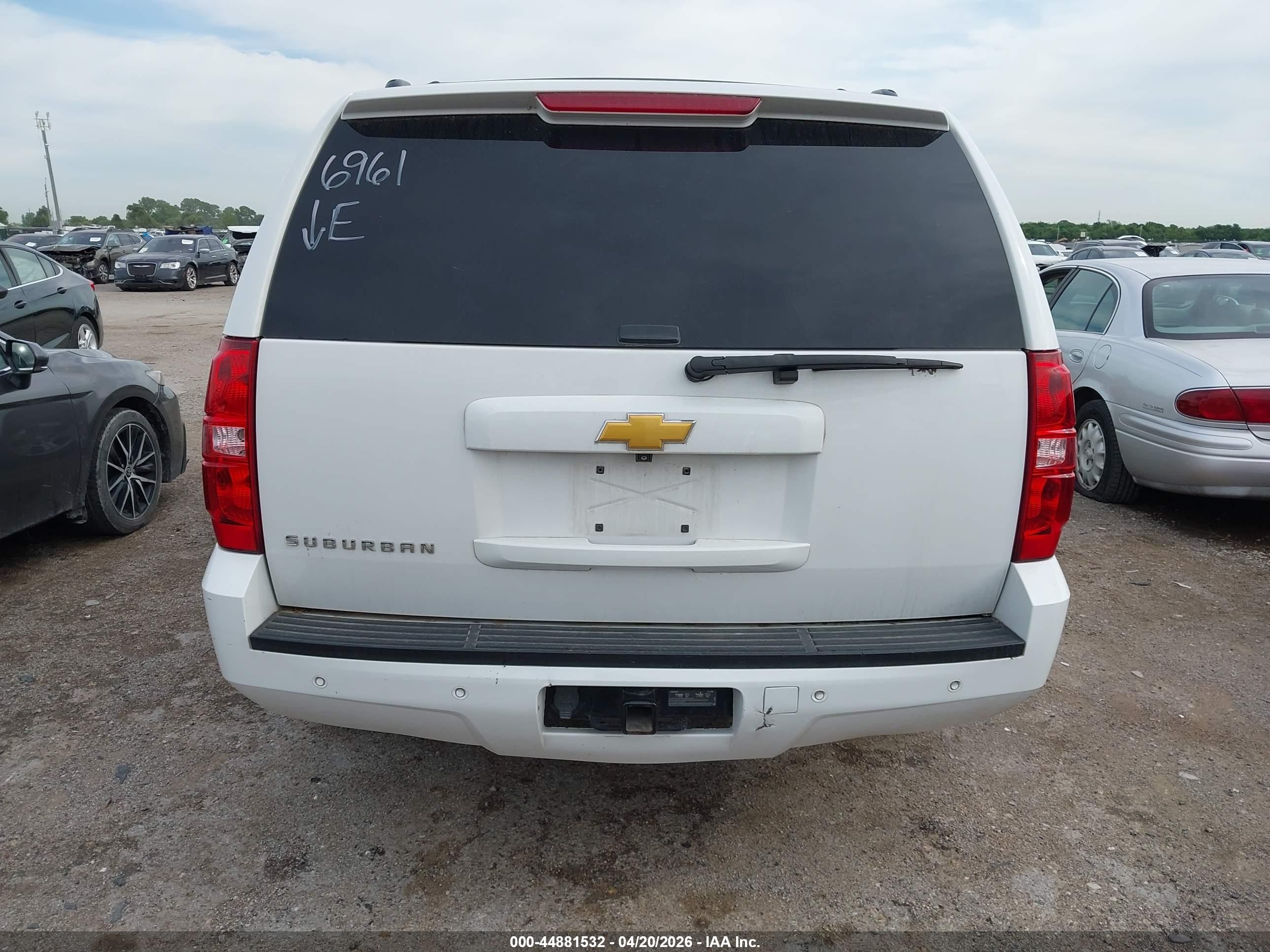 2013 Chevrolet Suburban 1500 Lt White vin: 1GNSCJE09DR360195