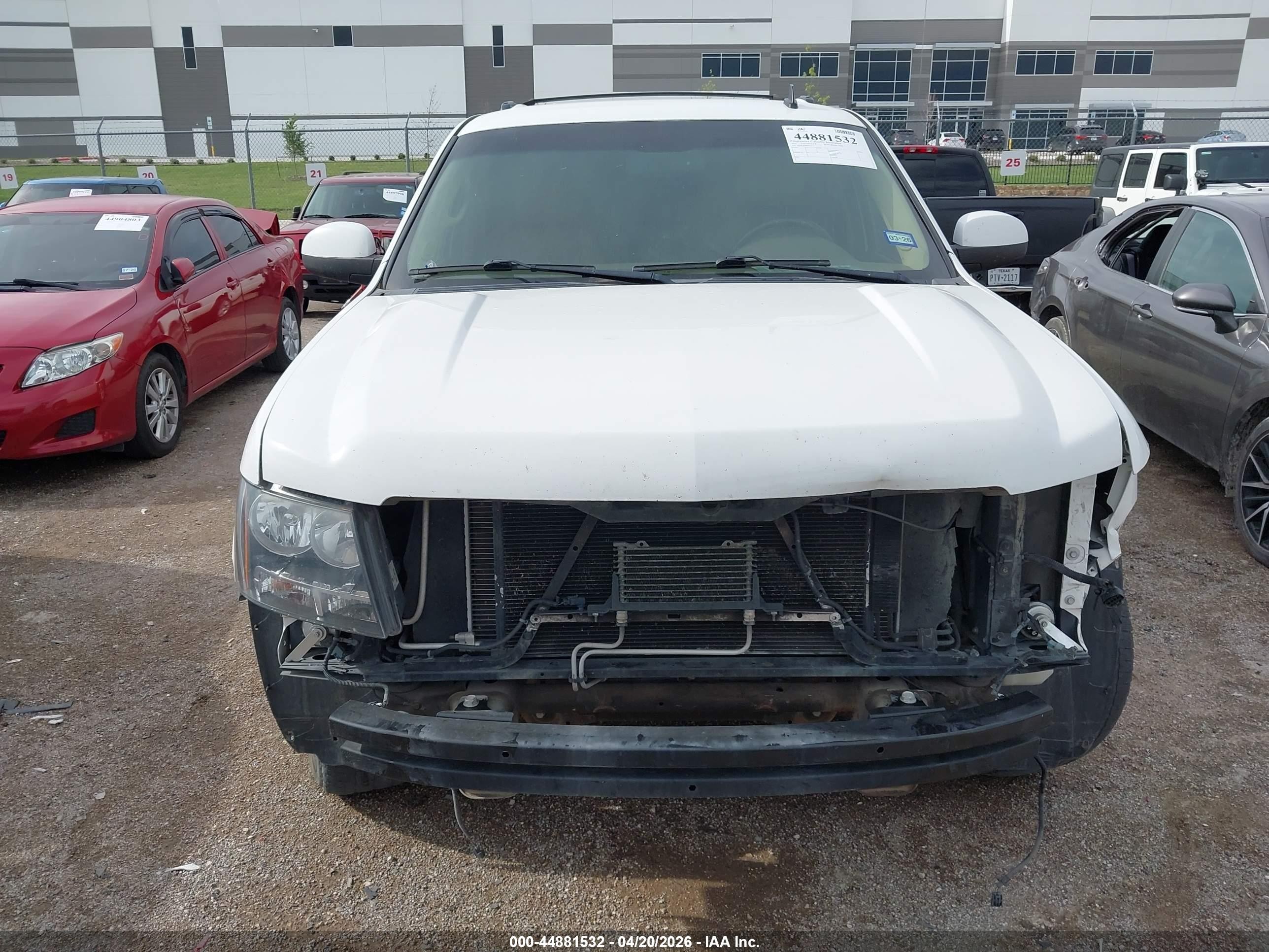 2013 Chevrolet Suburban 1500 Lt White vin: 1GNSCJE09DR360195